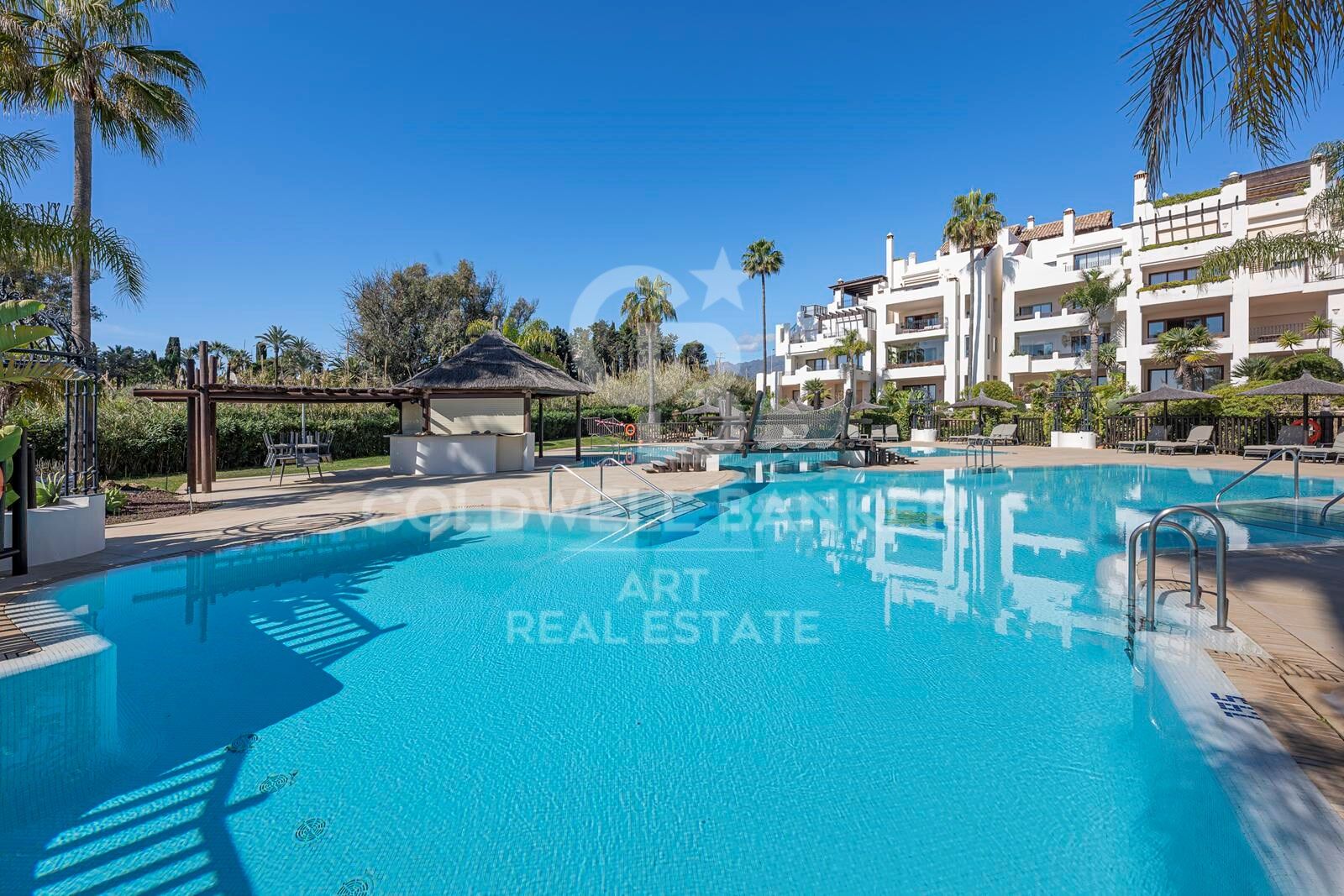 Penthouse with panoramic sea views and rooftop terrace in El Velerín, Estepona