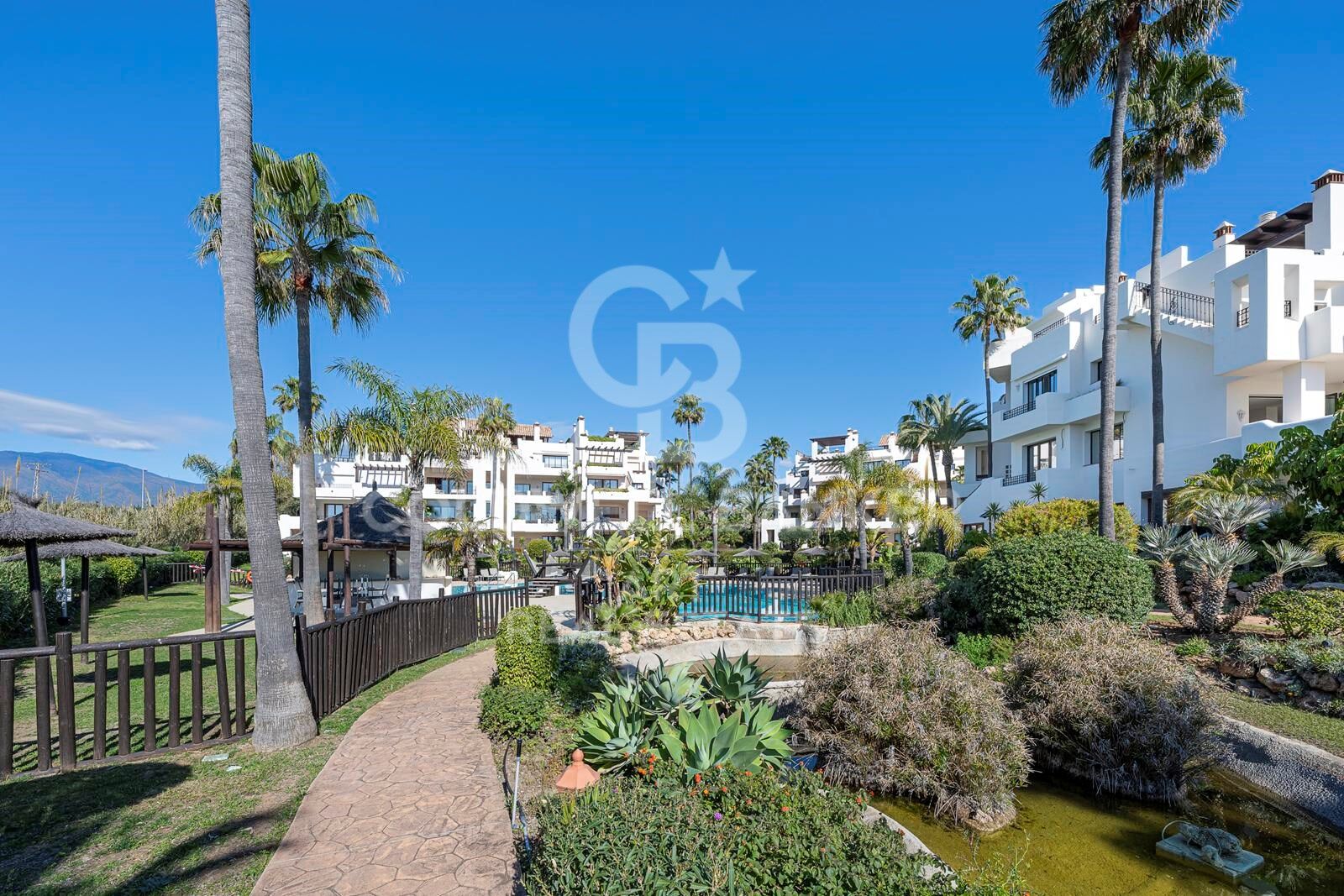 Penthouse with panoramic sea views and rooftop terrace in El Velerín, Estepona