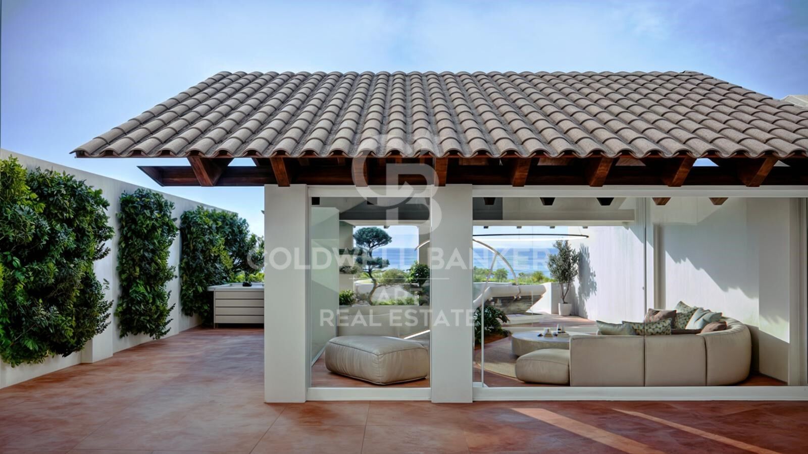 Ático con vistas panorámicas al mar y terraza en la azotea en El Velerín, Estepona