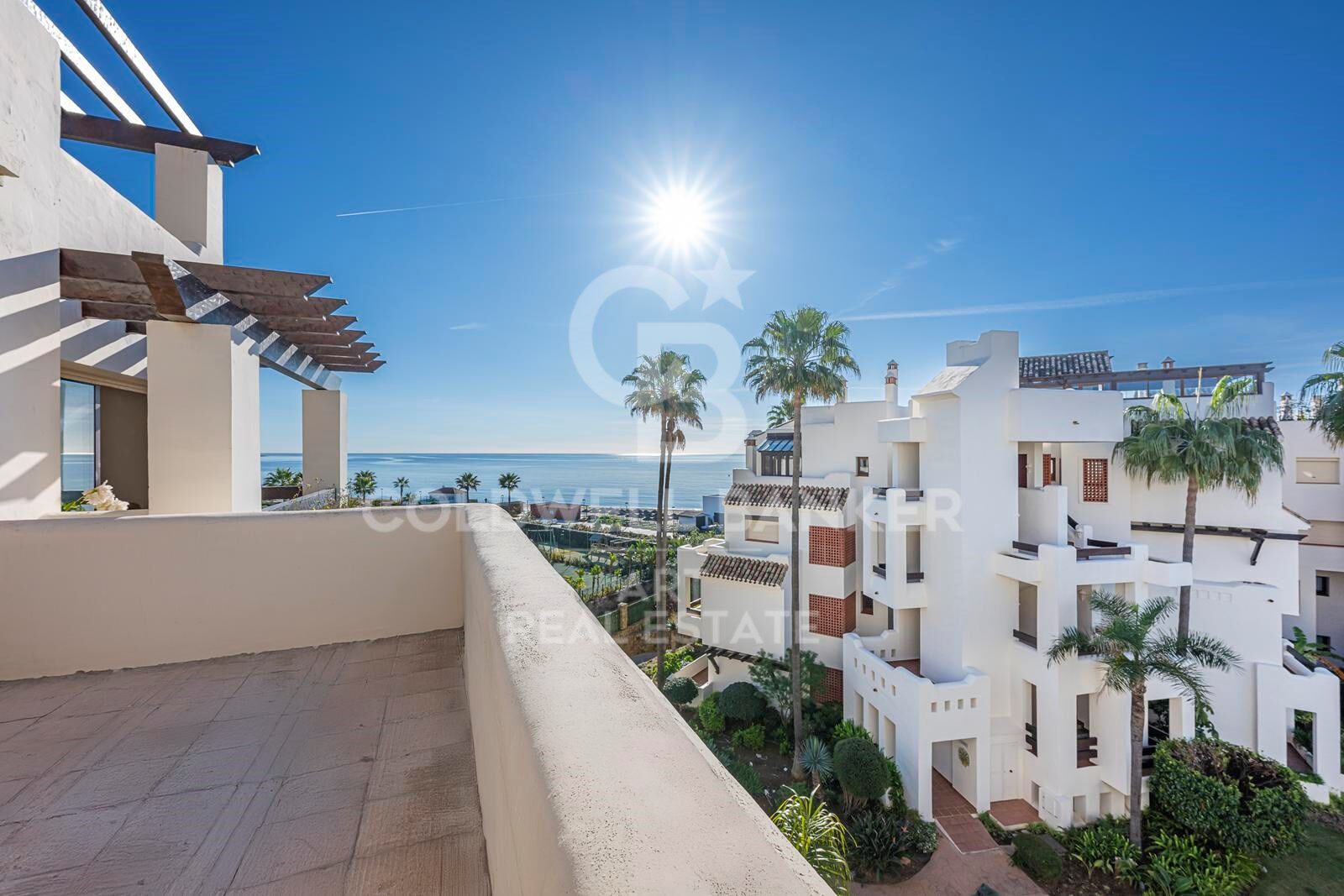 Penthouse avec vue panoramique sur la mer et terrasse sur le toit, El Velerín, Estepona