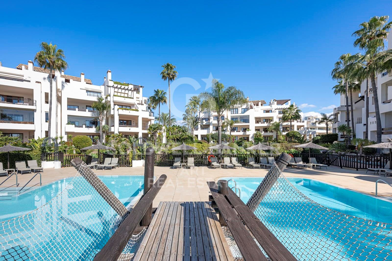 Ático con vistas panorámicas al mar y terraza en la azotea en El Velerín, Estepona