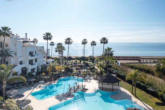 Penthouse with panoramic sea views and rooftop terrace in El Velerín, Estepona