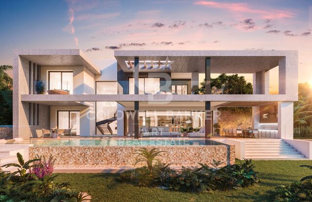 Exklusive freistehende Villa mit privatem Garten und Swimmingpool an der Goldenen Meile, Marbella.