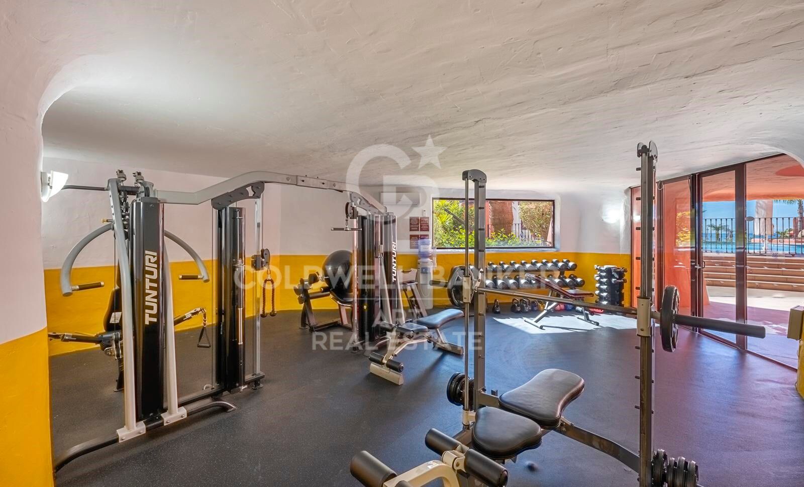 Maravilloso ático en primera línea de playa en la Nueva Milla de Oro, Estepona, Costa del Sol