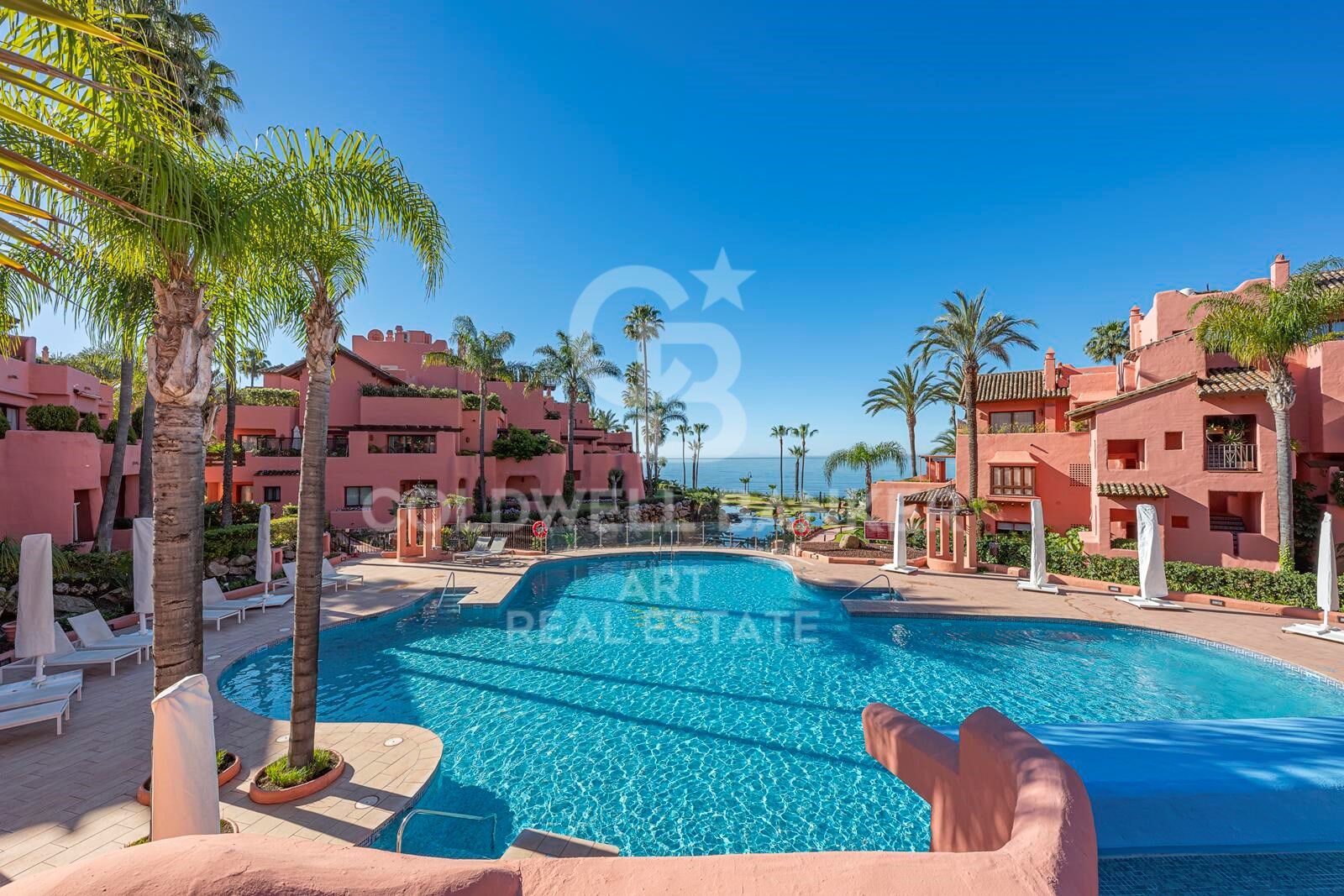 Maravilloso ático en primera línea de playa en la Nueva Milla de Oro, Estepona, Costa del Sol