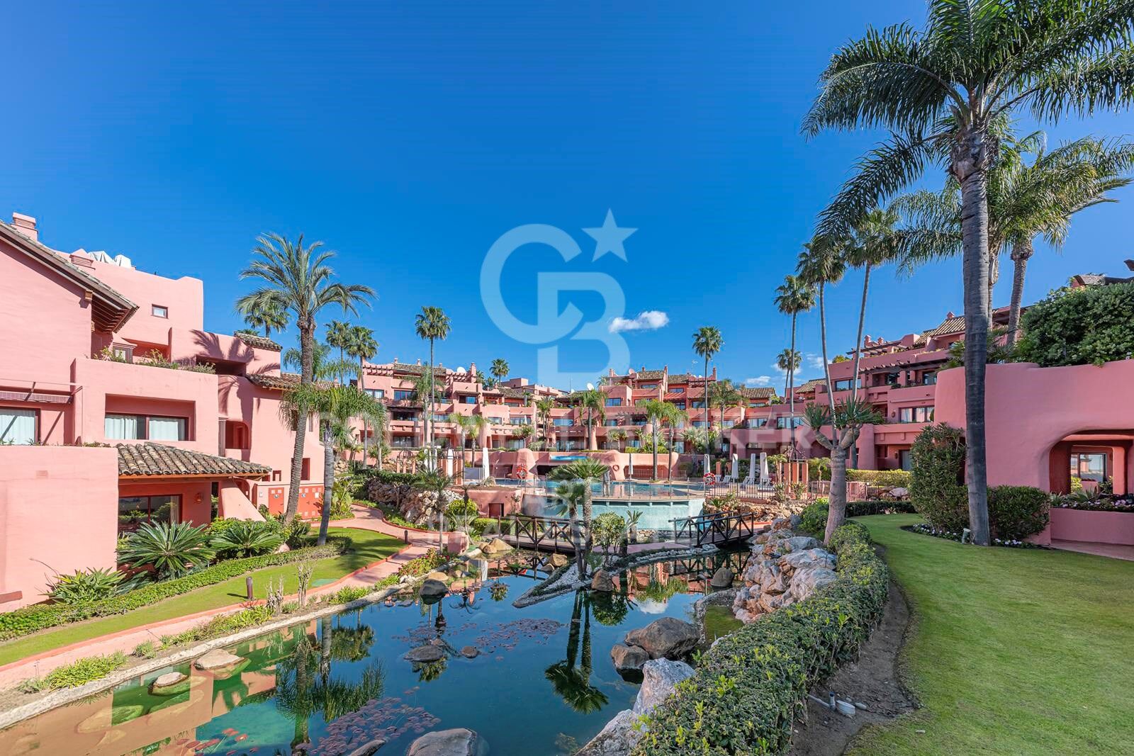 Maravilloso ático en primera línea de playa en la Nueva Milla de Oro, Estepona, Costa del Sol