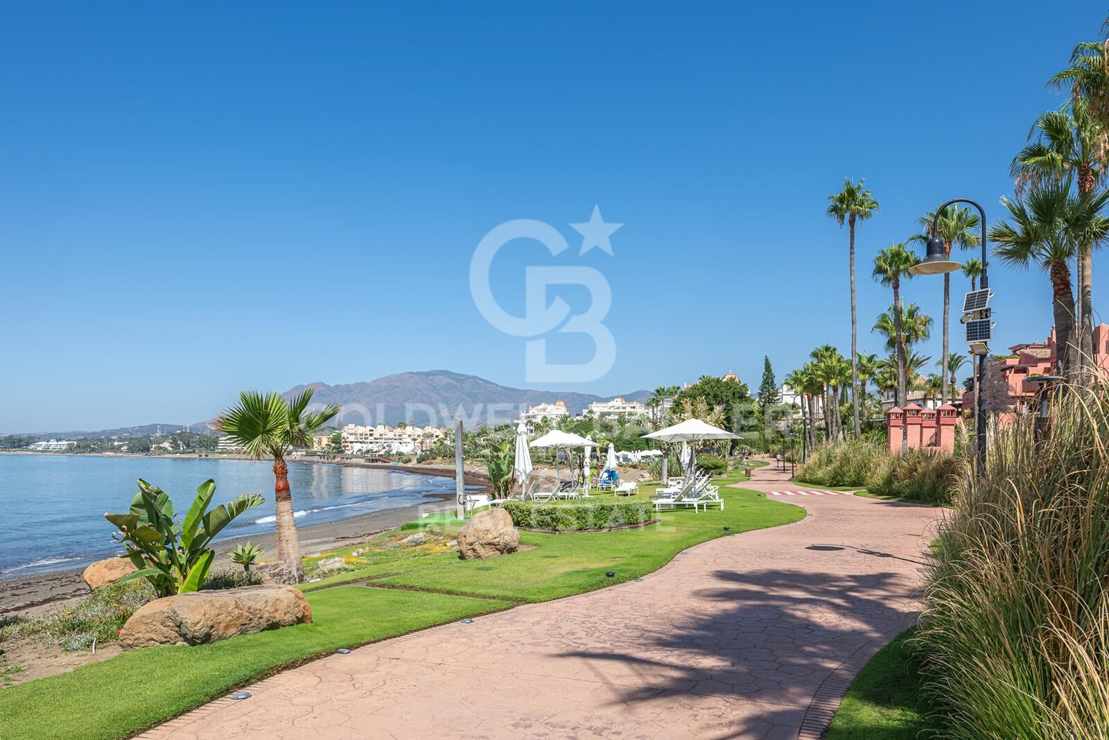 Maravilloso ático en primera línea de playa en la Nueva Milla de Oro, Estepona, Costa del Sol