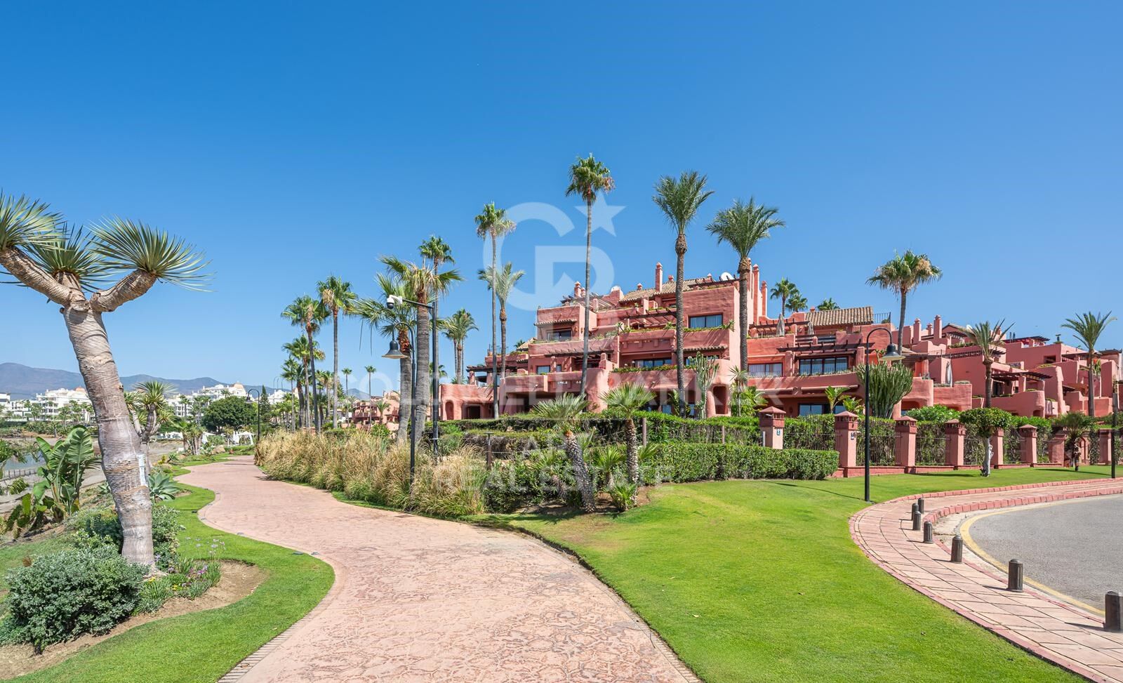 Maravilloso ático en primera línea de playa en la Nueva Milla de Oro, Estepona, Costa del Sol