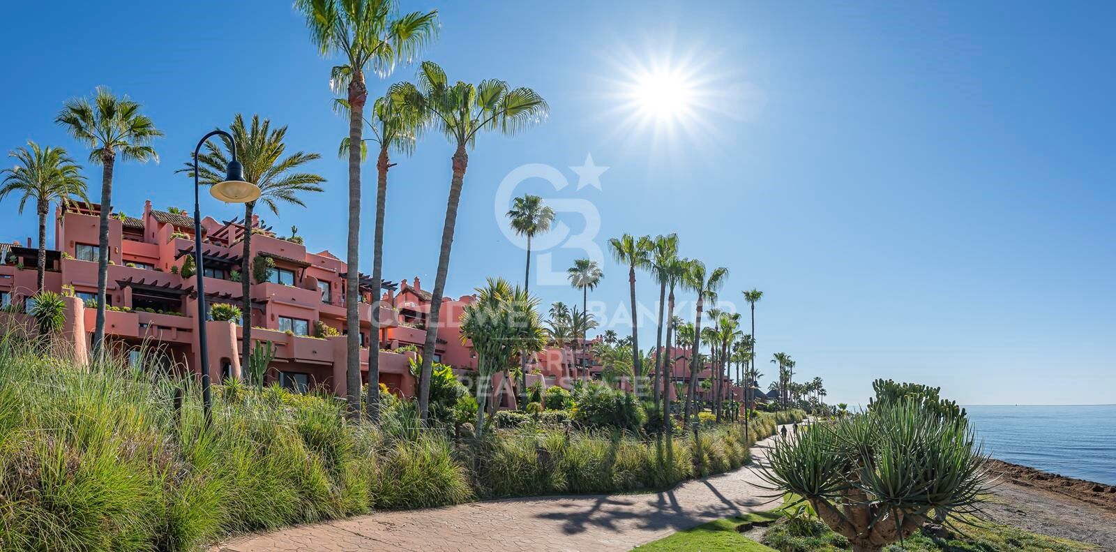 Maravilloso ático en primera línea de playa en la Nueva Milla de Oro, Estepona, Costa del Sol
