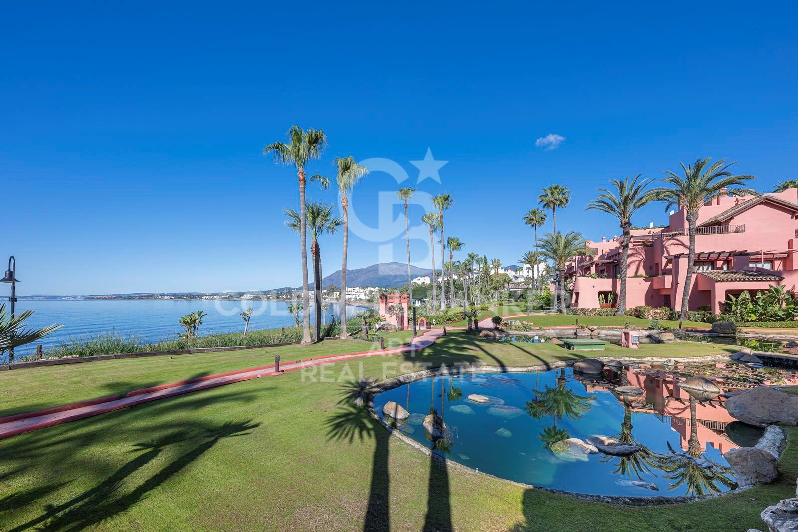 Maravilloso ático en primera línea de playa en la Nueva Milla de Oro, Estepona, Costa del Sol