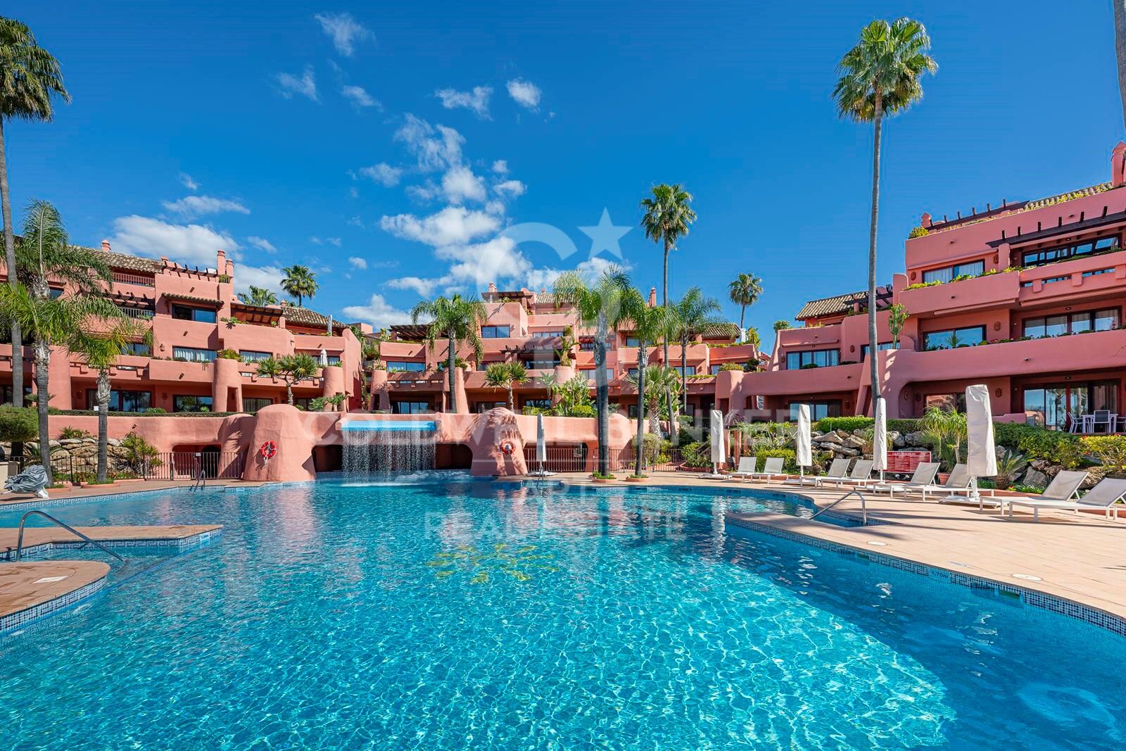 Maravilloso ático en primera línea de playa en la Nueva Milla de Oro, Estepona, Costa del Sol