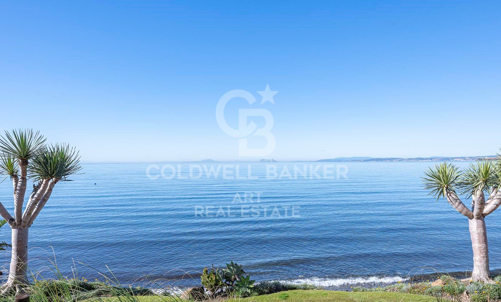 Maravilloso ático en primera línea de playa en la Nueva Milla de Oro, Estepona, Costa del Sol