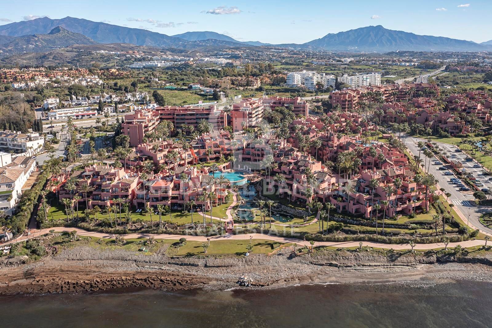 Maravilloso ático en primera línea de playa en la Nueva Milla de Oro, Estepona, Costa del Sol