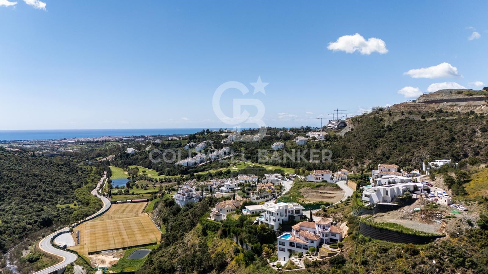 Letztes Grundstück mit Panoramameerblick und Luxus-Villaprojekt in Lomas de La Quinta, Benahavís