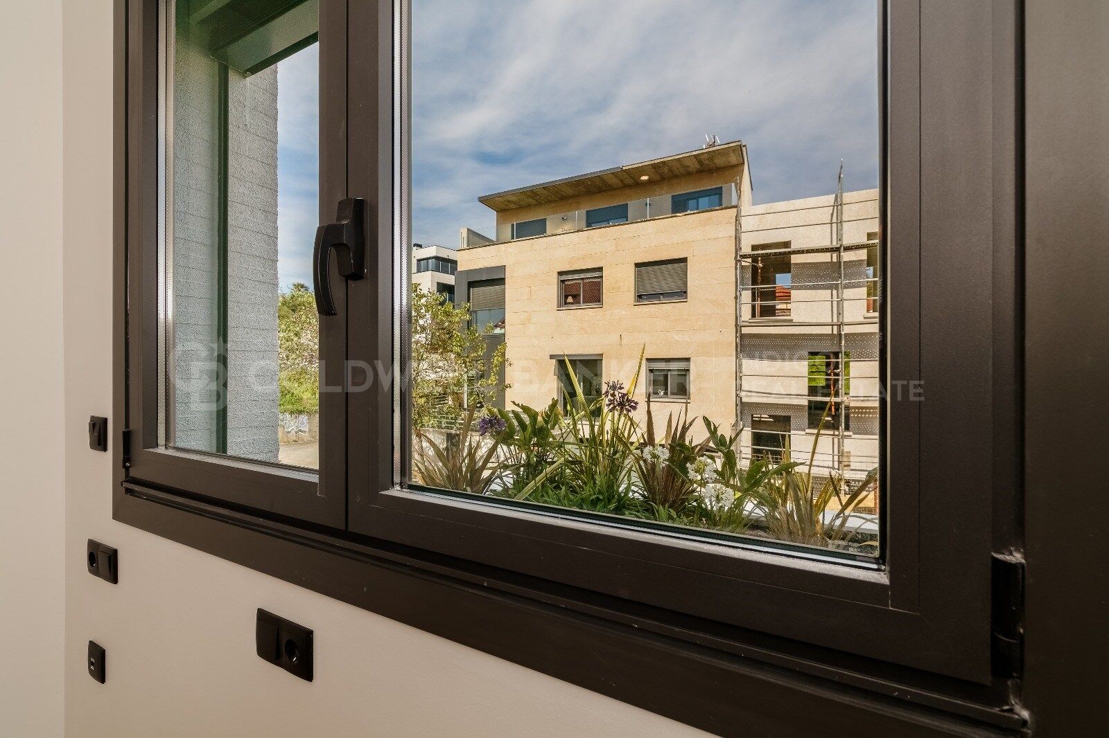 Magnificent villa with private pool, garden and next to the beach