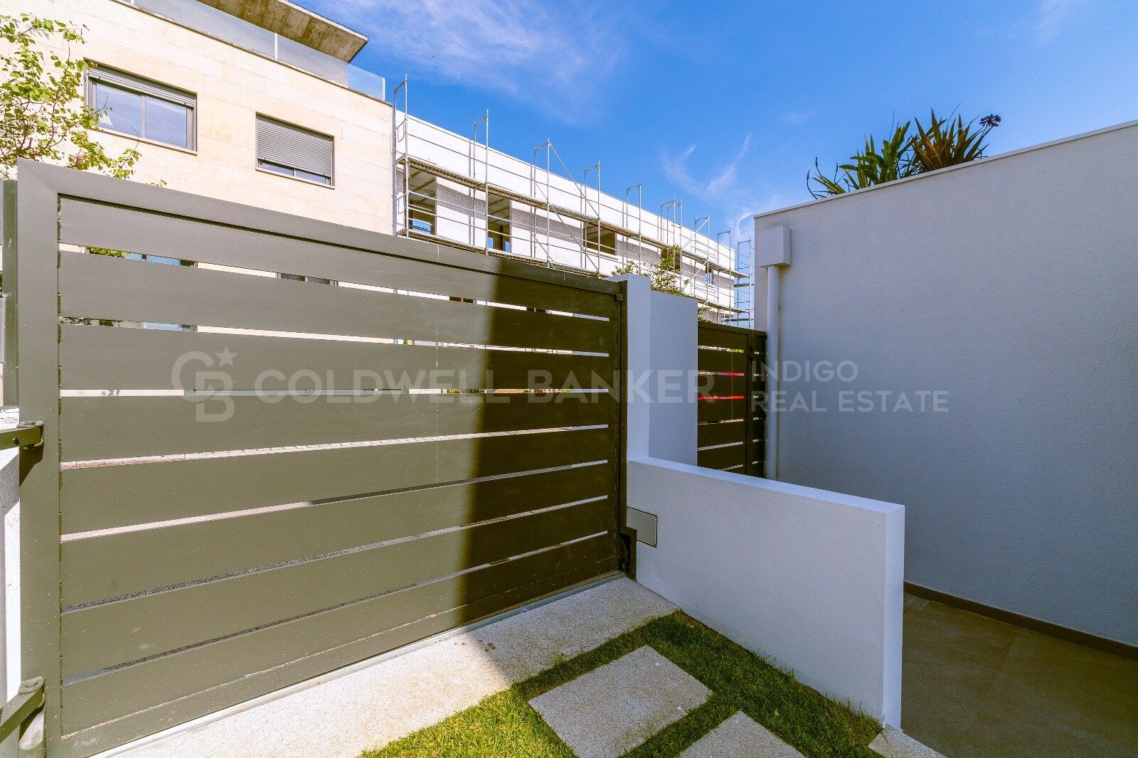 Magnificent villa with private pool, garden and next to the beach