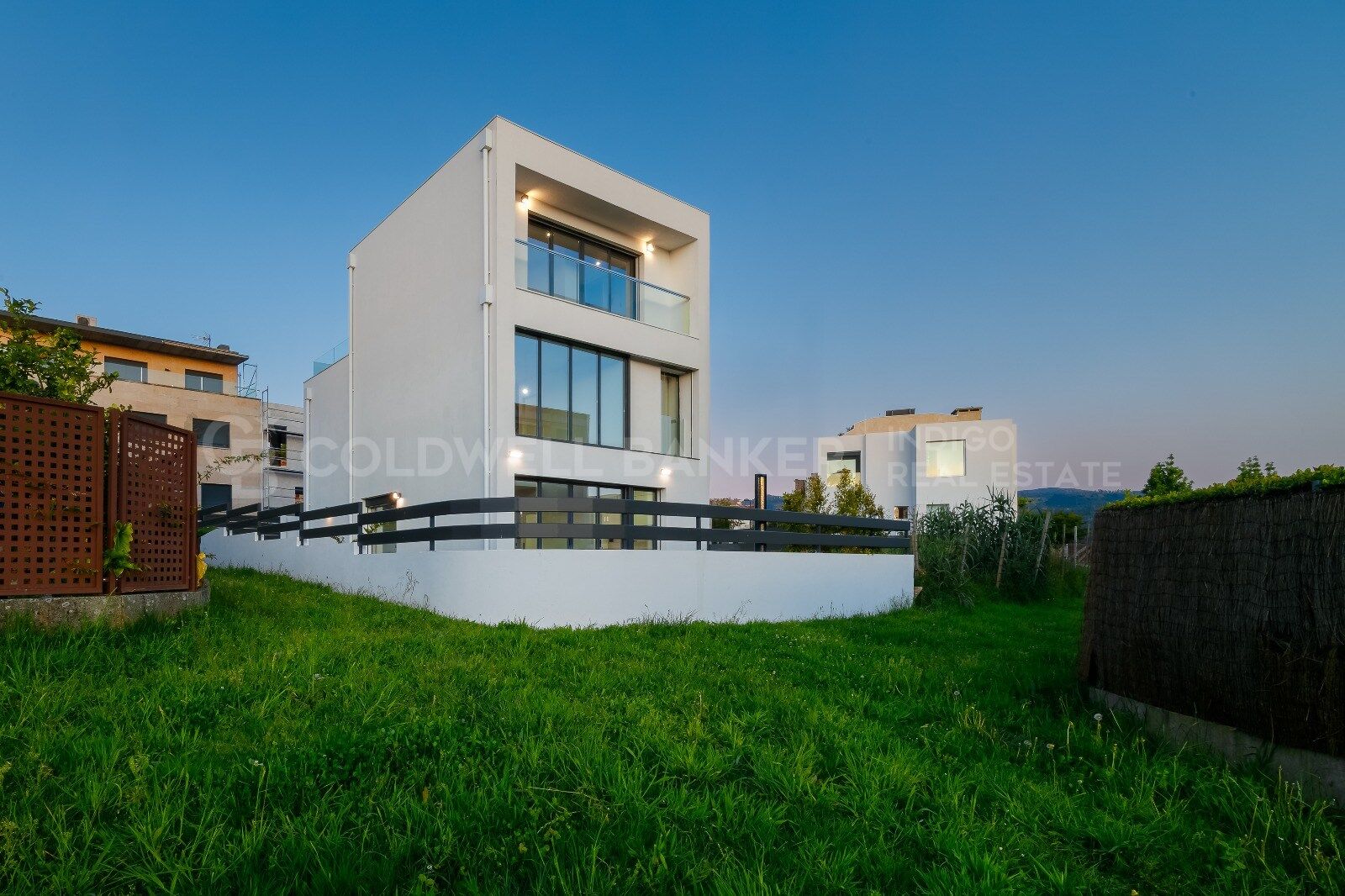 Magnificent villa with private pool, garden and next to the beach