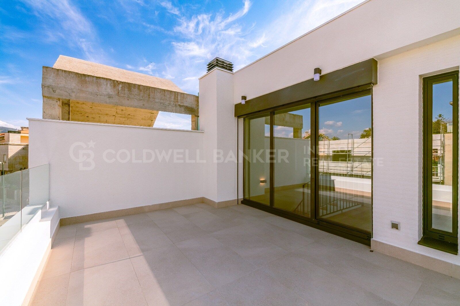Magnificent villa with private pool, garden and next to the beach