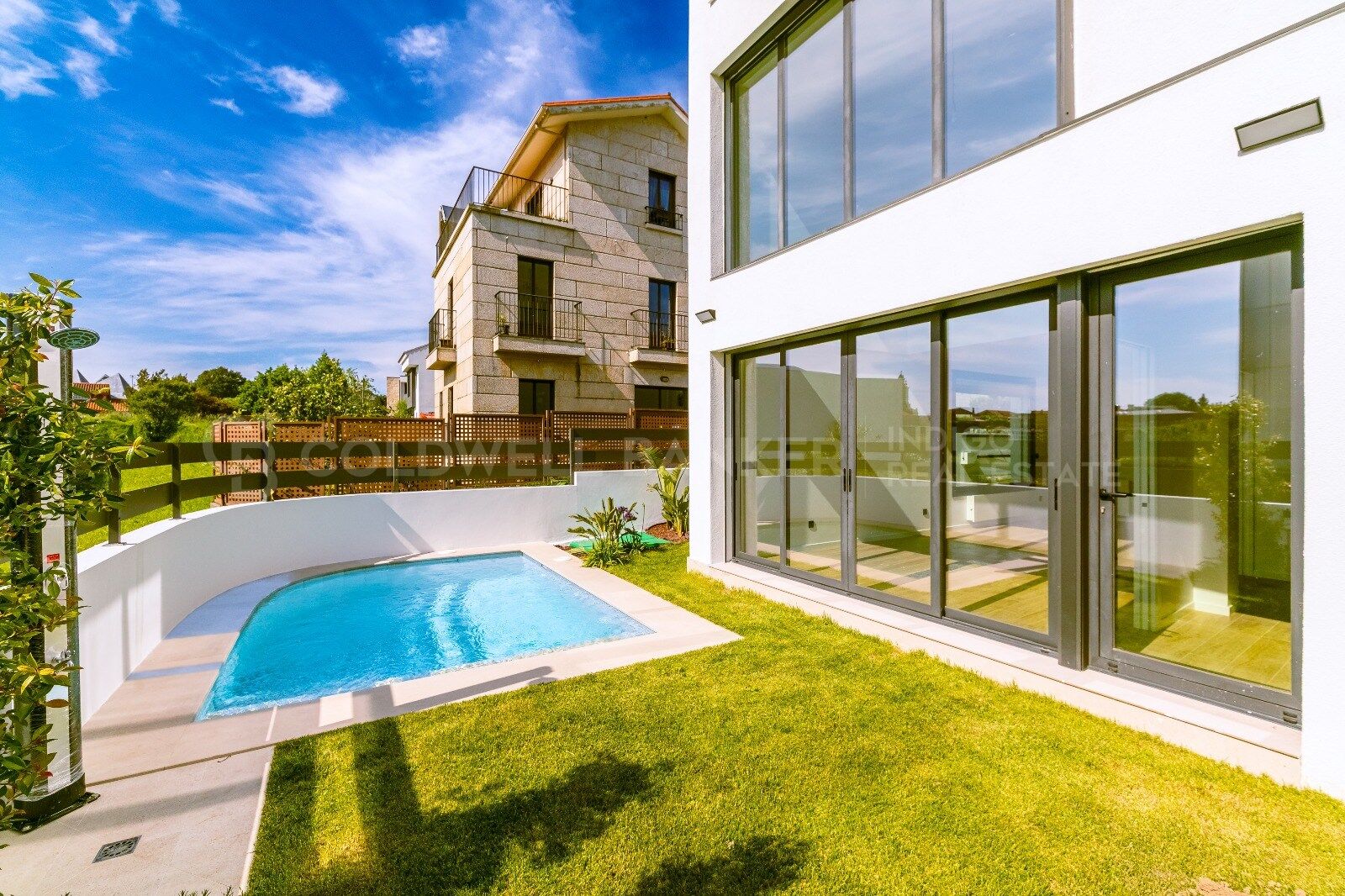 Magnificent villa with private pool, garden and next to the beach