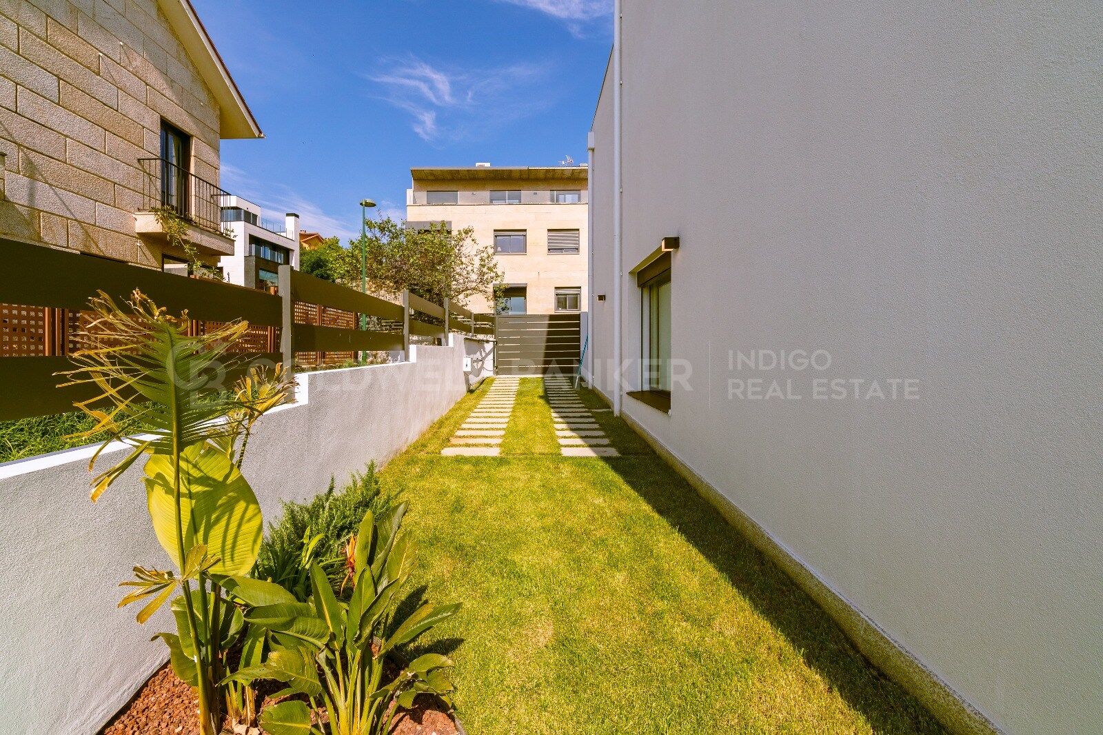 Magnificent villa with private pool, garden and next to the beach