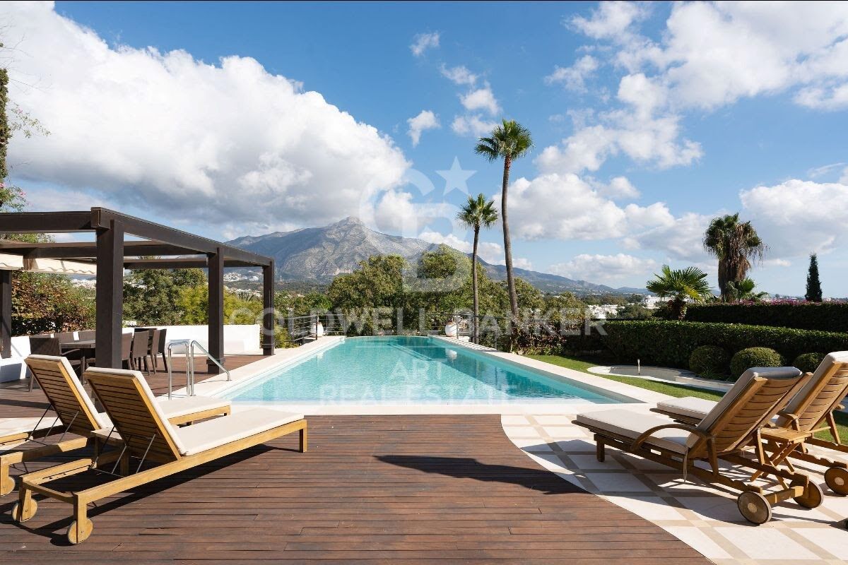 Unique frontline golf villa on Las Brisas Golf Course - Nueva Andalucía, Marbella