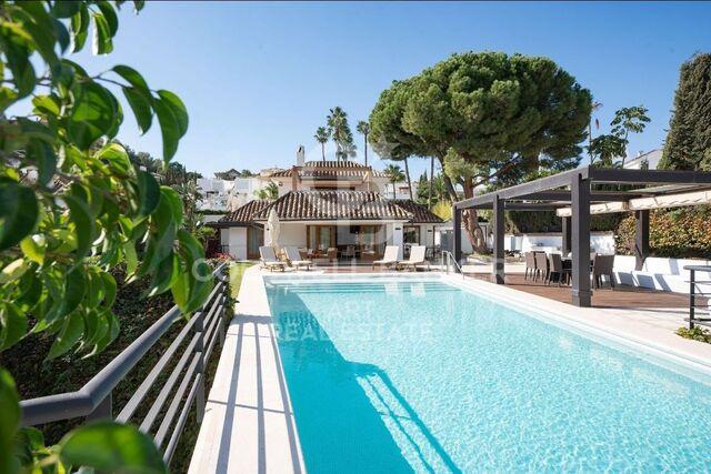 Villa única en primera línea de golf en Las Brisas - Nueva Andalucía