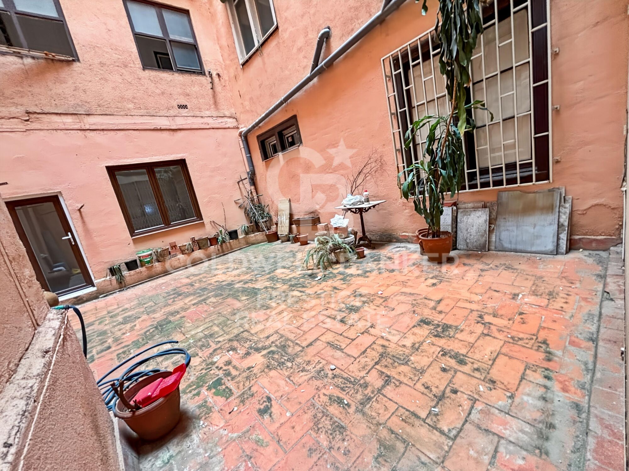 Opportunité d'investissement et de rénovation dans un immeuble noble sur La Rambla de Barcelone