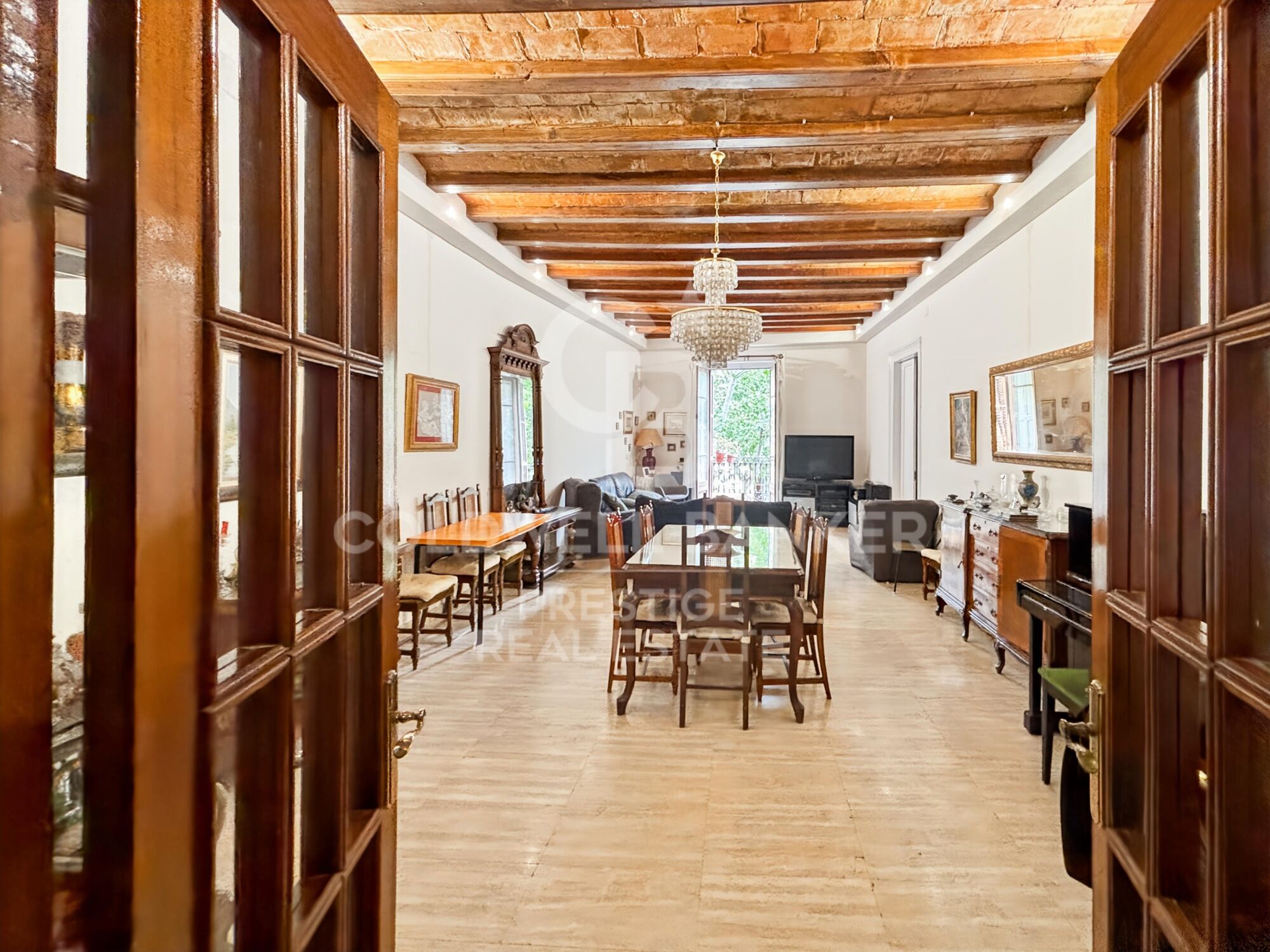 Investment and Renovation Opportunity in a Regal Building on La Rambla, Barcelona