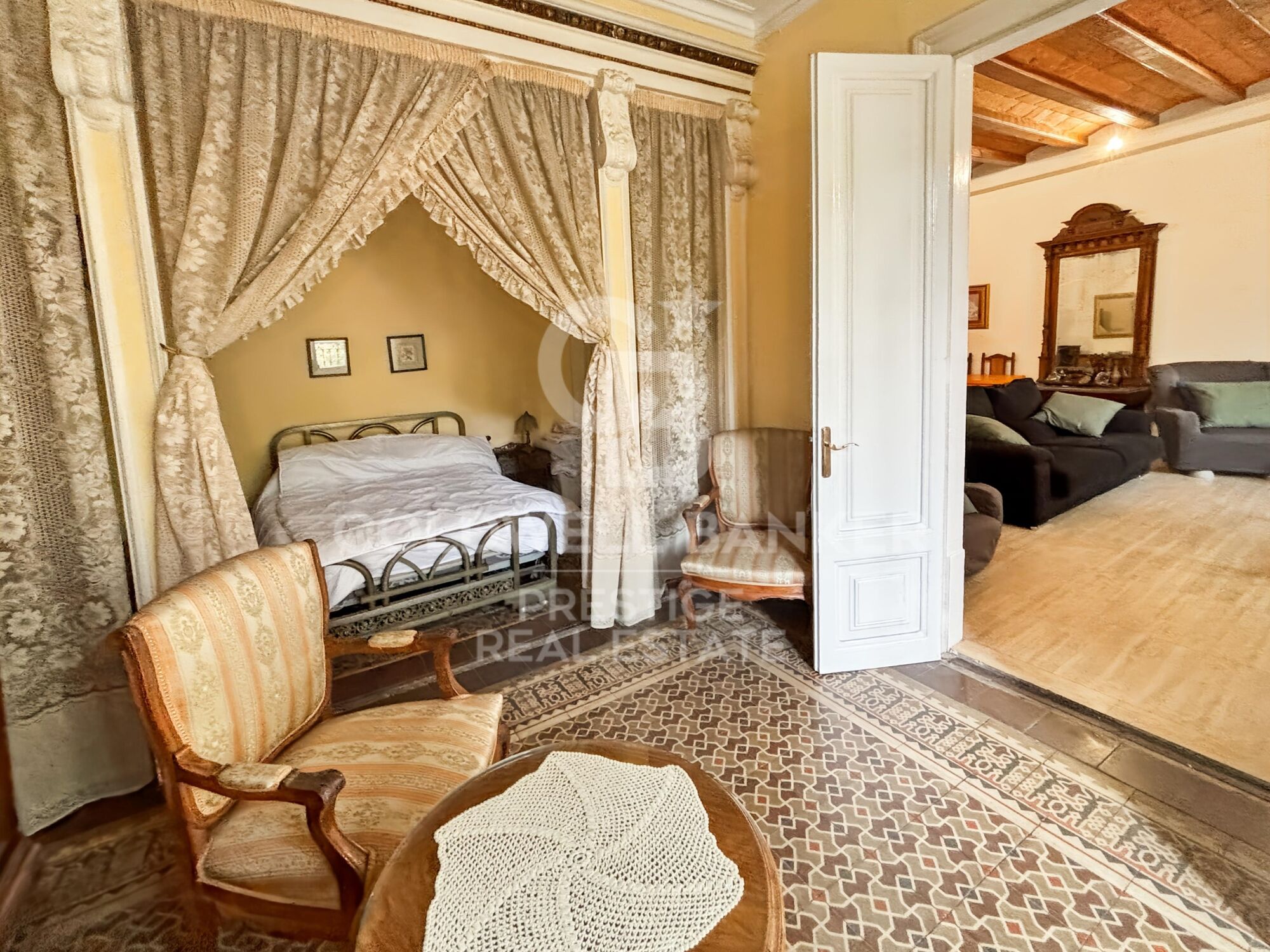 Investment and Renovation Opportunity in a Regal Building on La Rambla, Barcelona