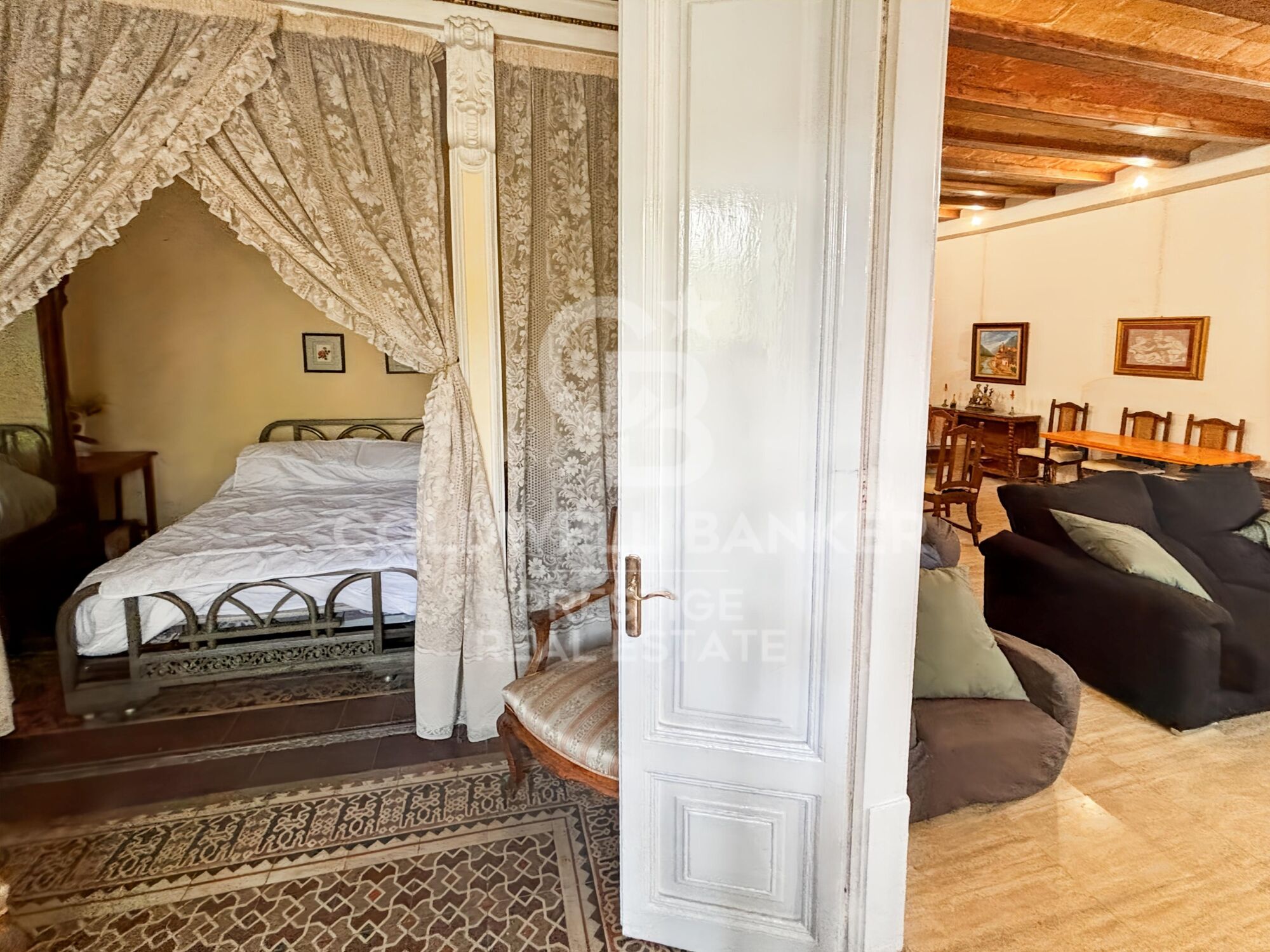 Investment and Renovation Opportunity in a Regal Building on La Rambla, Barcelona