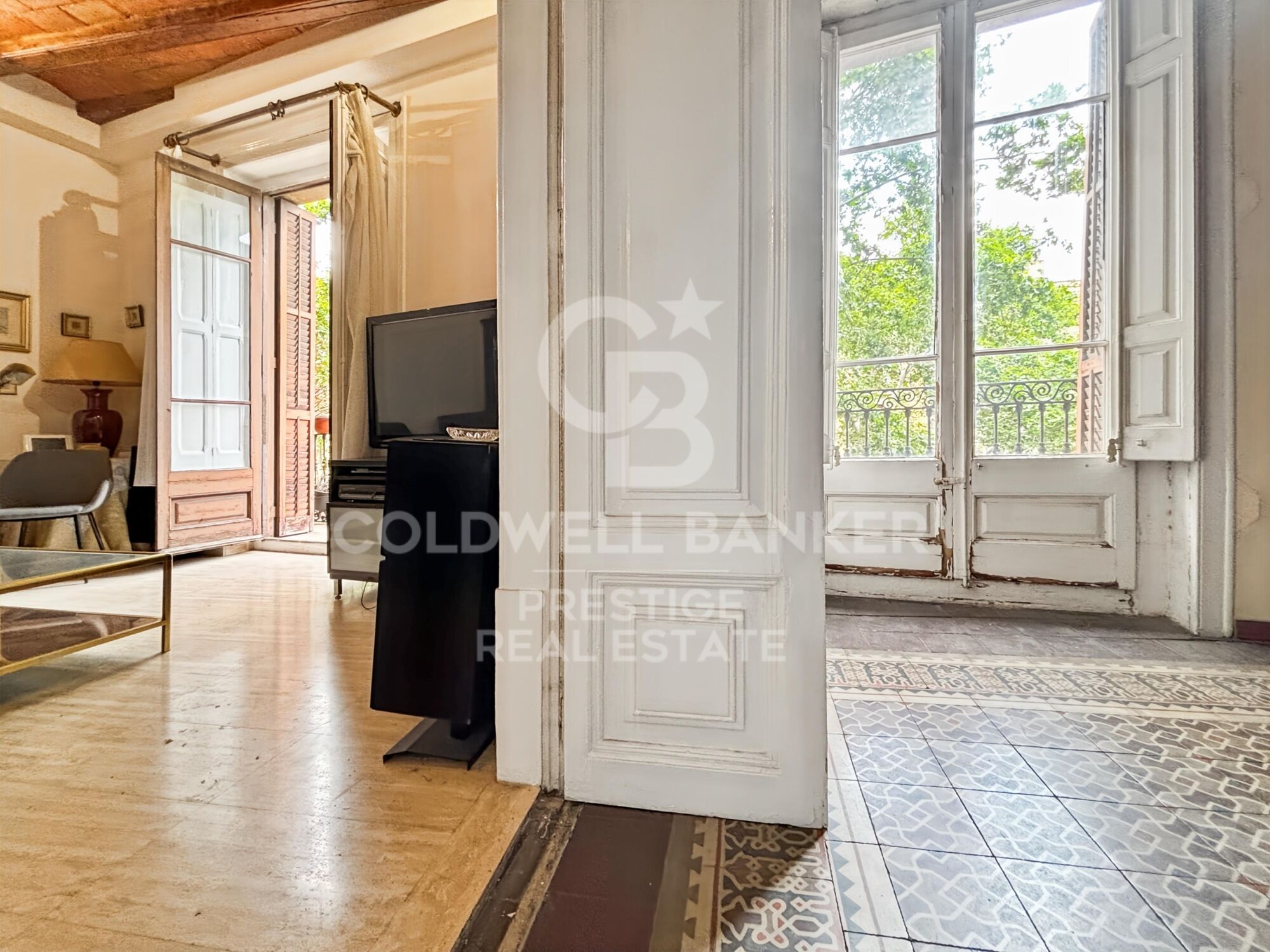 Investment and Renovation Opportunity in a Regal Building on La Rambla, Barcelona