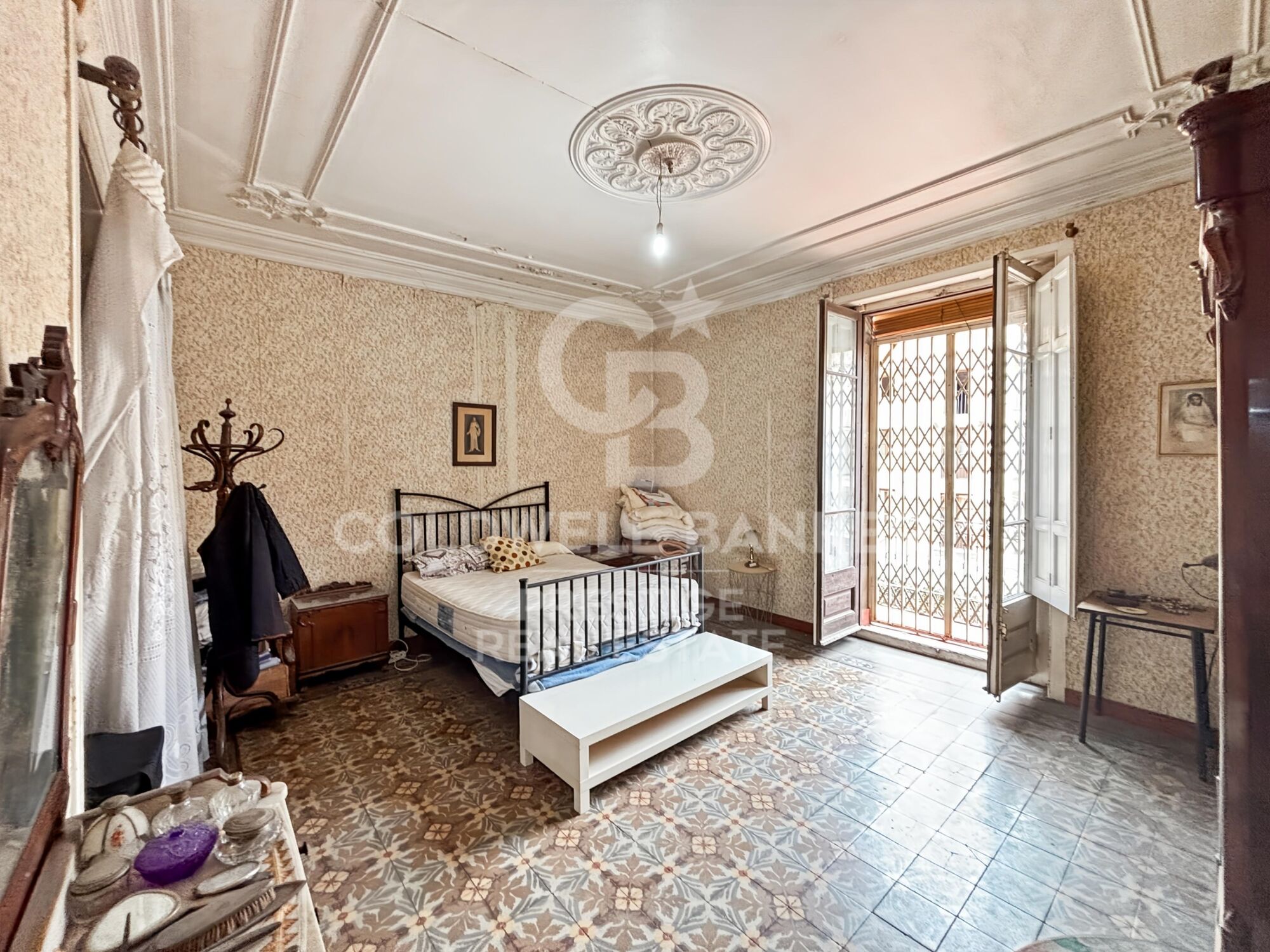 Investment and Renovation Opportunity in a Regal Building on La Rambla, Barcelona