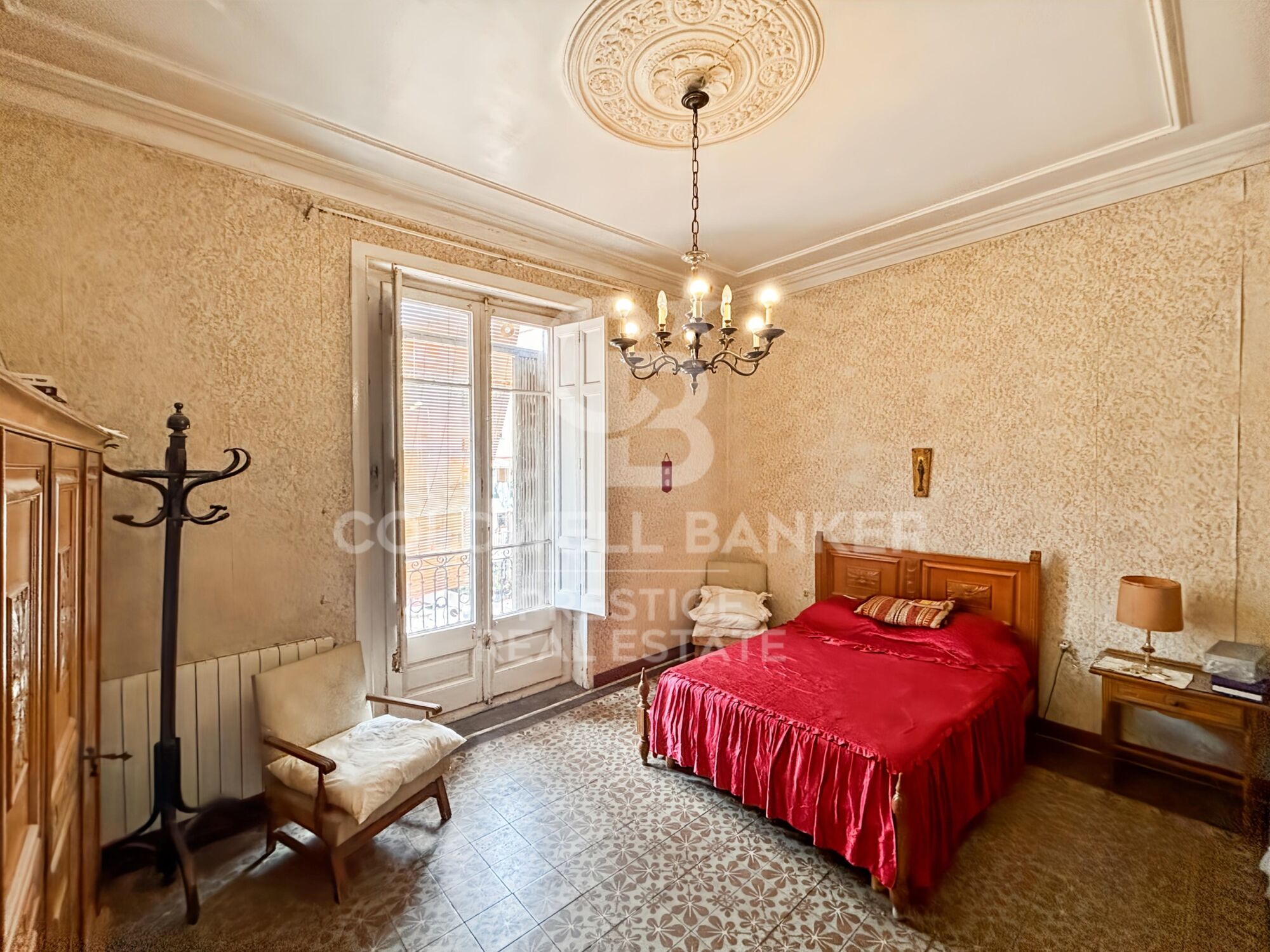 Investment and Renovation Opportunity in a Regal Building on La Rambla, Barcelona