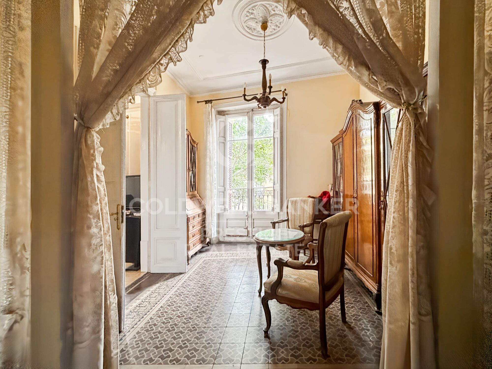 Investment and Renovation Opportunity in a Regal Building on La Rambla, Barcelona