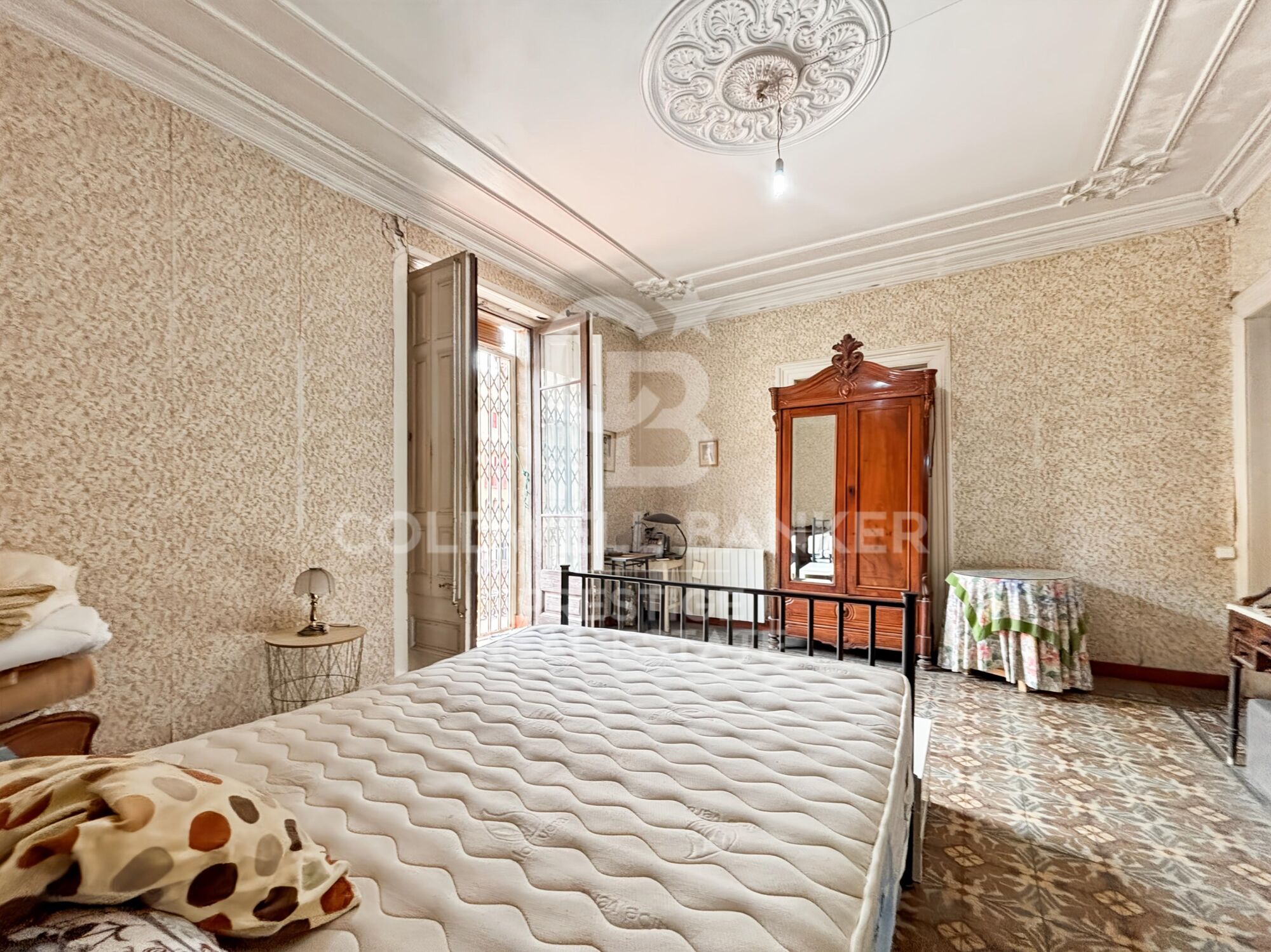 Investment and Renovation Opportunity in a Regal Building on La Rambla, Barcelona