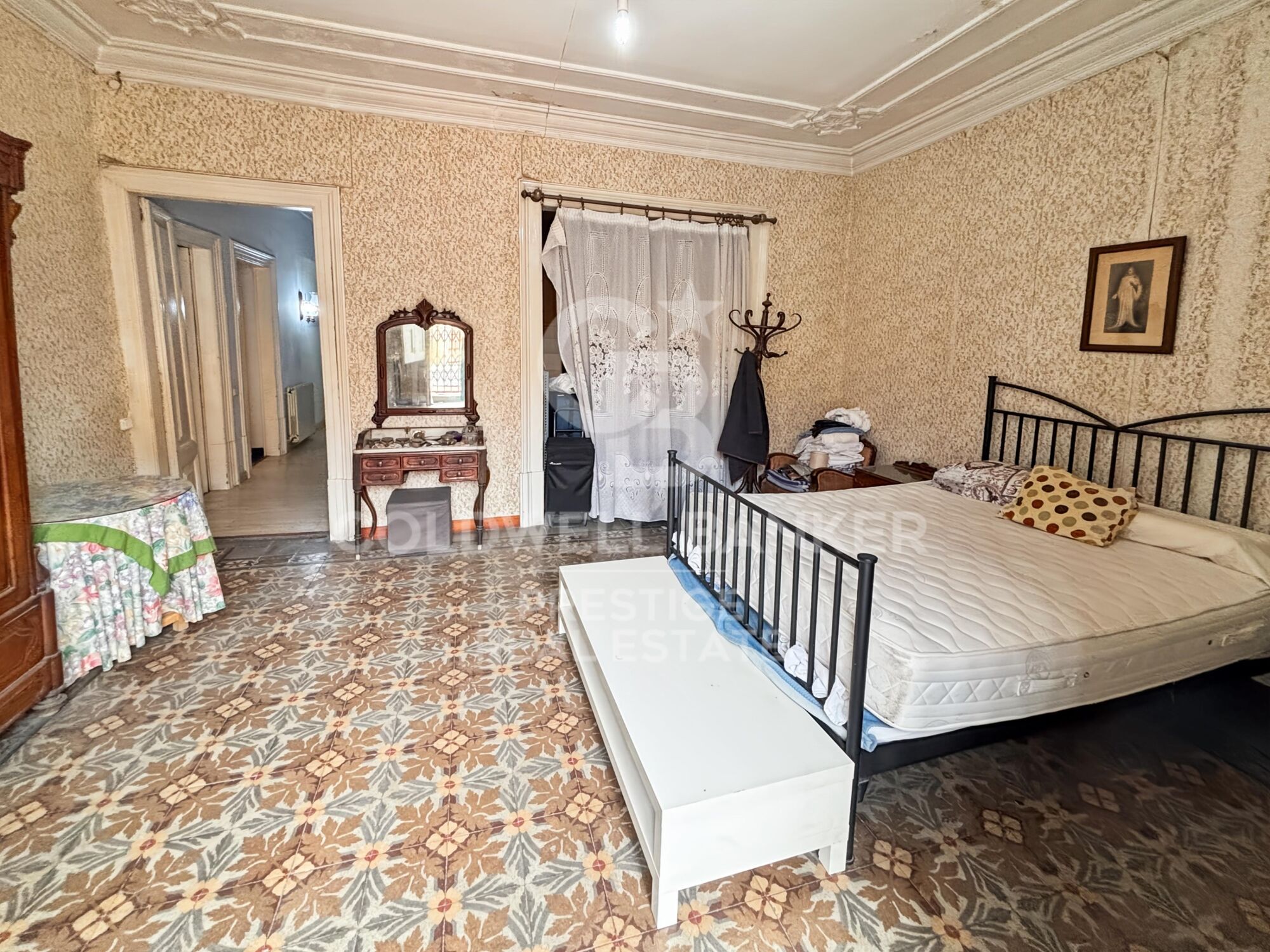 Investment and Renovation Opportunity in a Regal Building on La Rambla, Barcelona