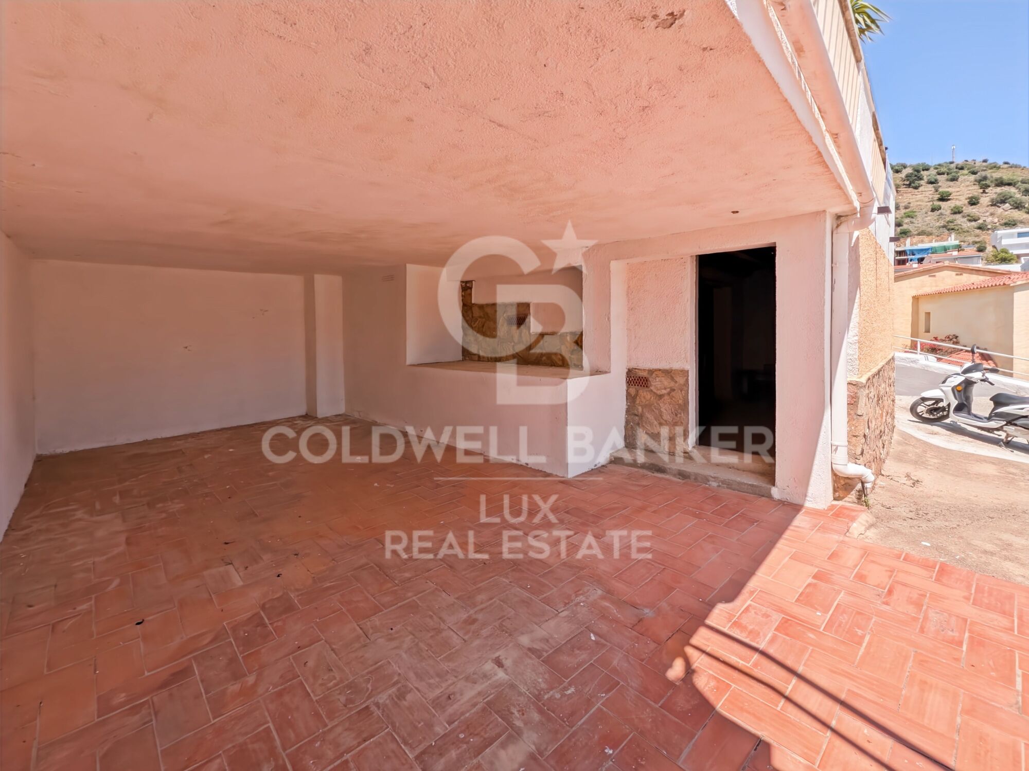 Maison avec grande terrasse et vue sur la mer et la montagne