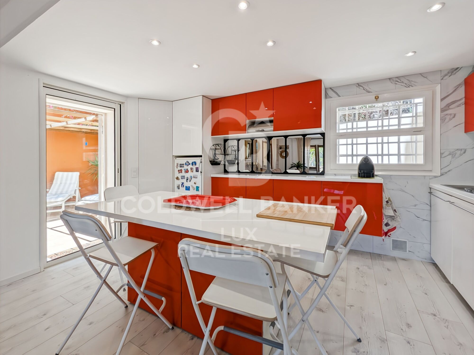 Maison avec grande terrasse et vue sur la mer et la montagne