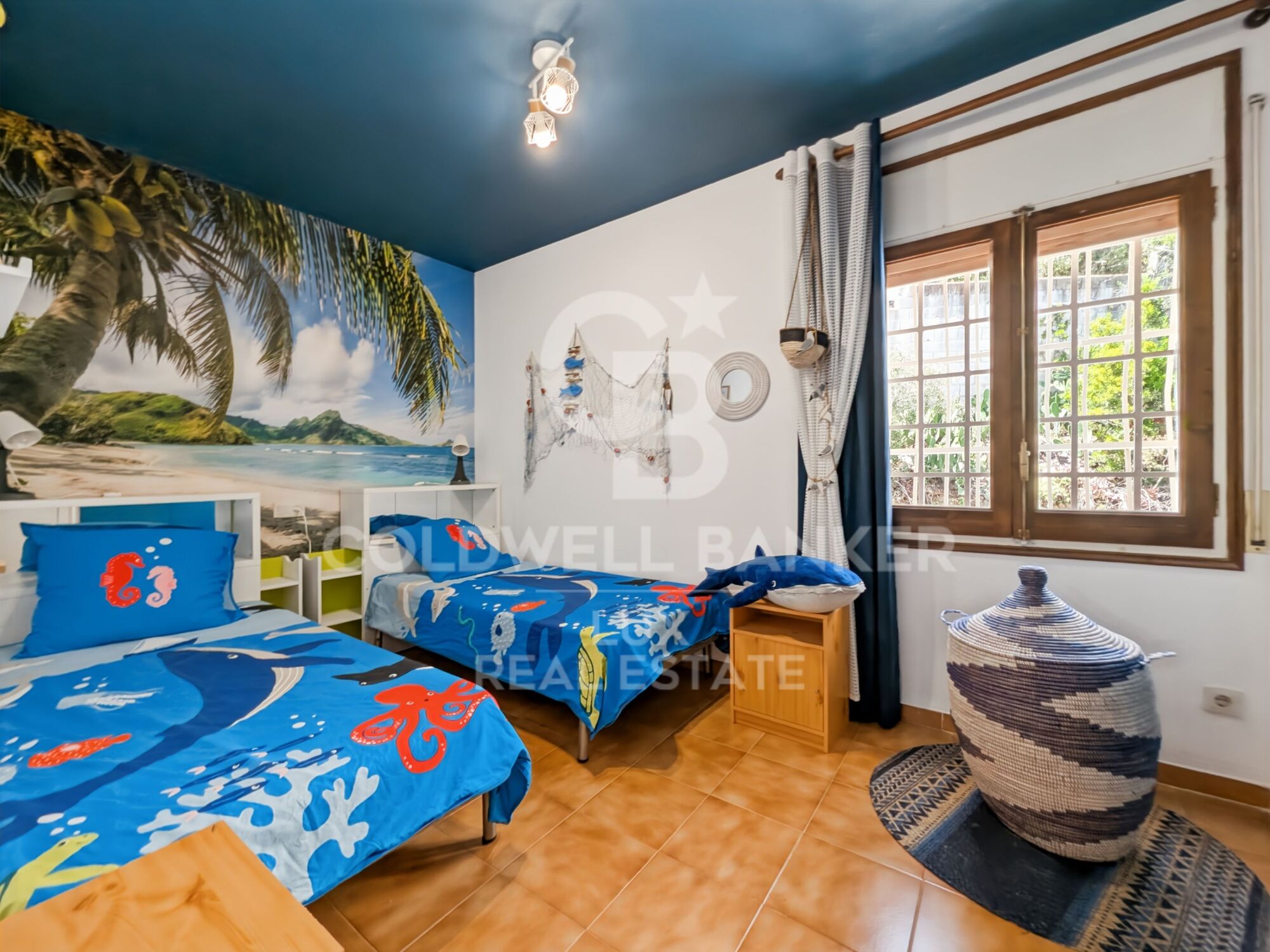 Maison avec grande terrasse et vue sur la mer et la montagne