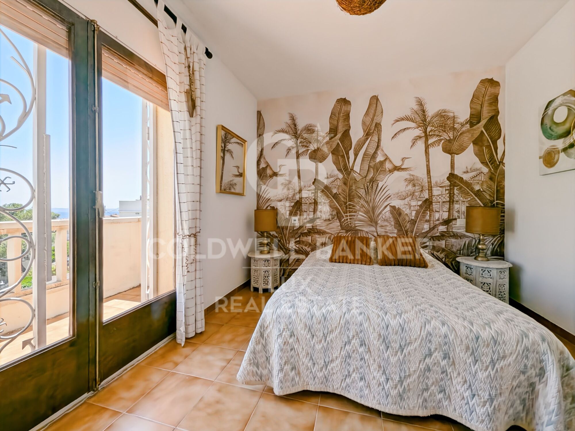 Haus mit großer Terrasse und Blick auf Meer und Berge