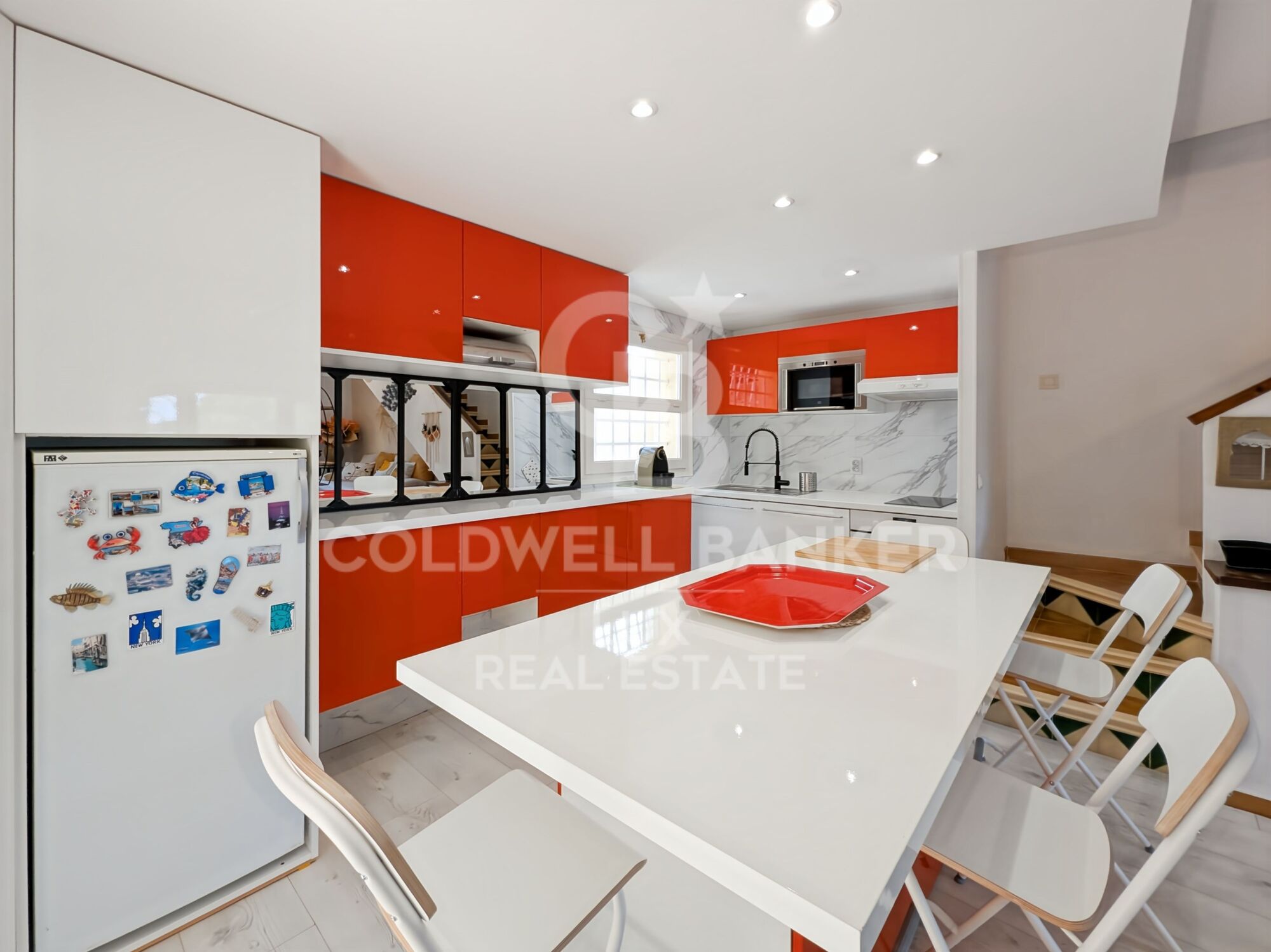 Haus mit großer Terrasse und Blick auf Meer und Berge