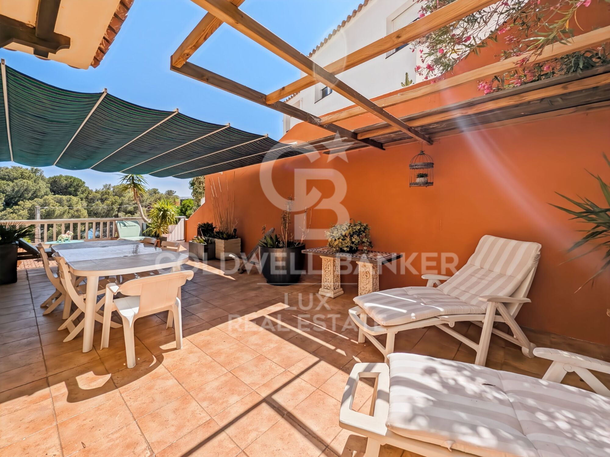 Haus mit großer Terrasse und Blick auf Meer und Berge