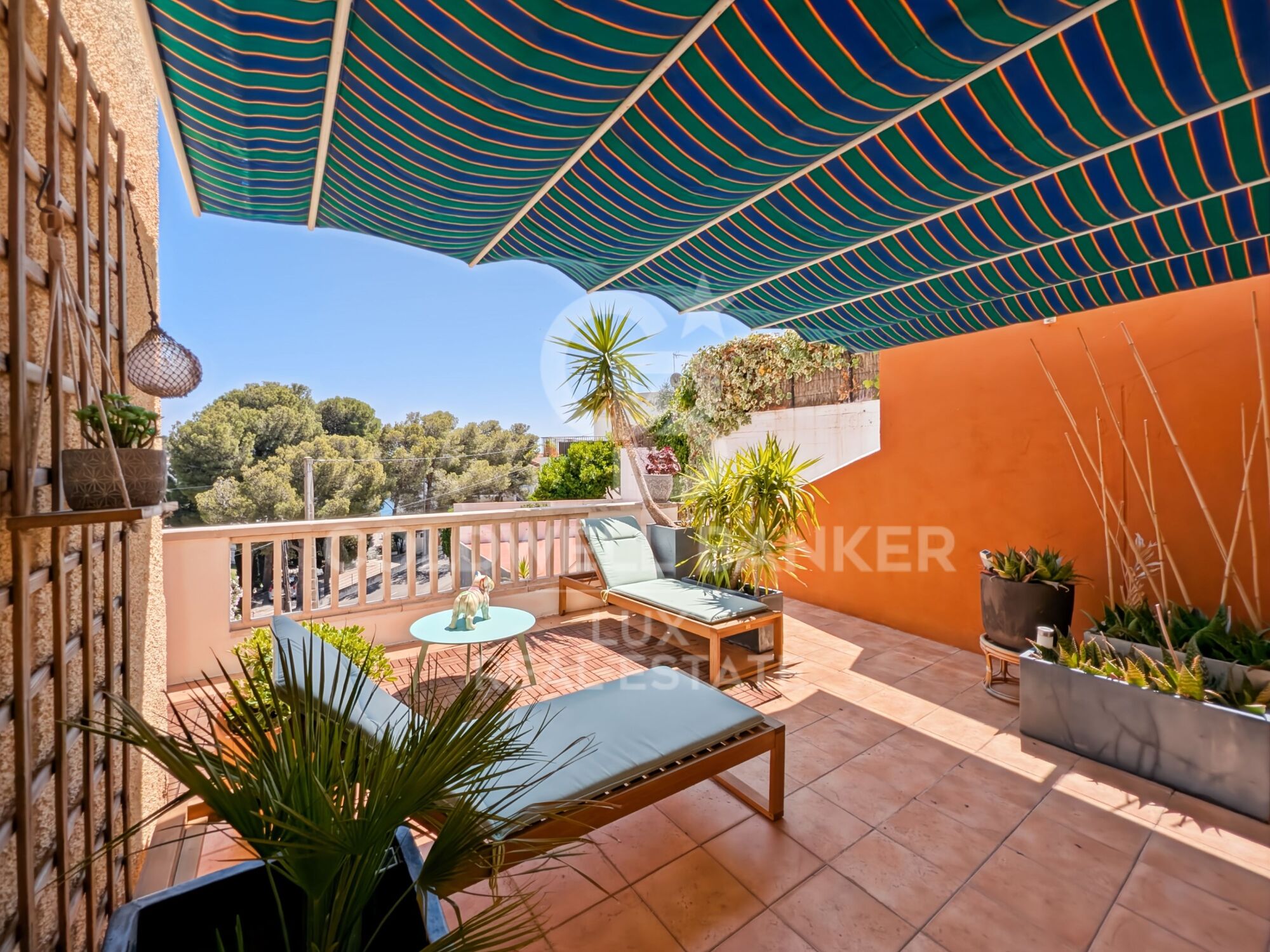 Haus mit großer Terrasse und Blick auf Meer und Berge