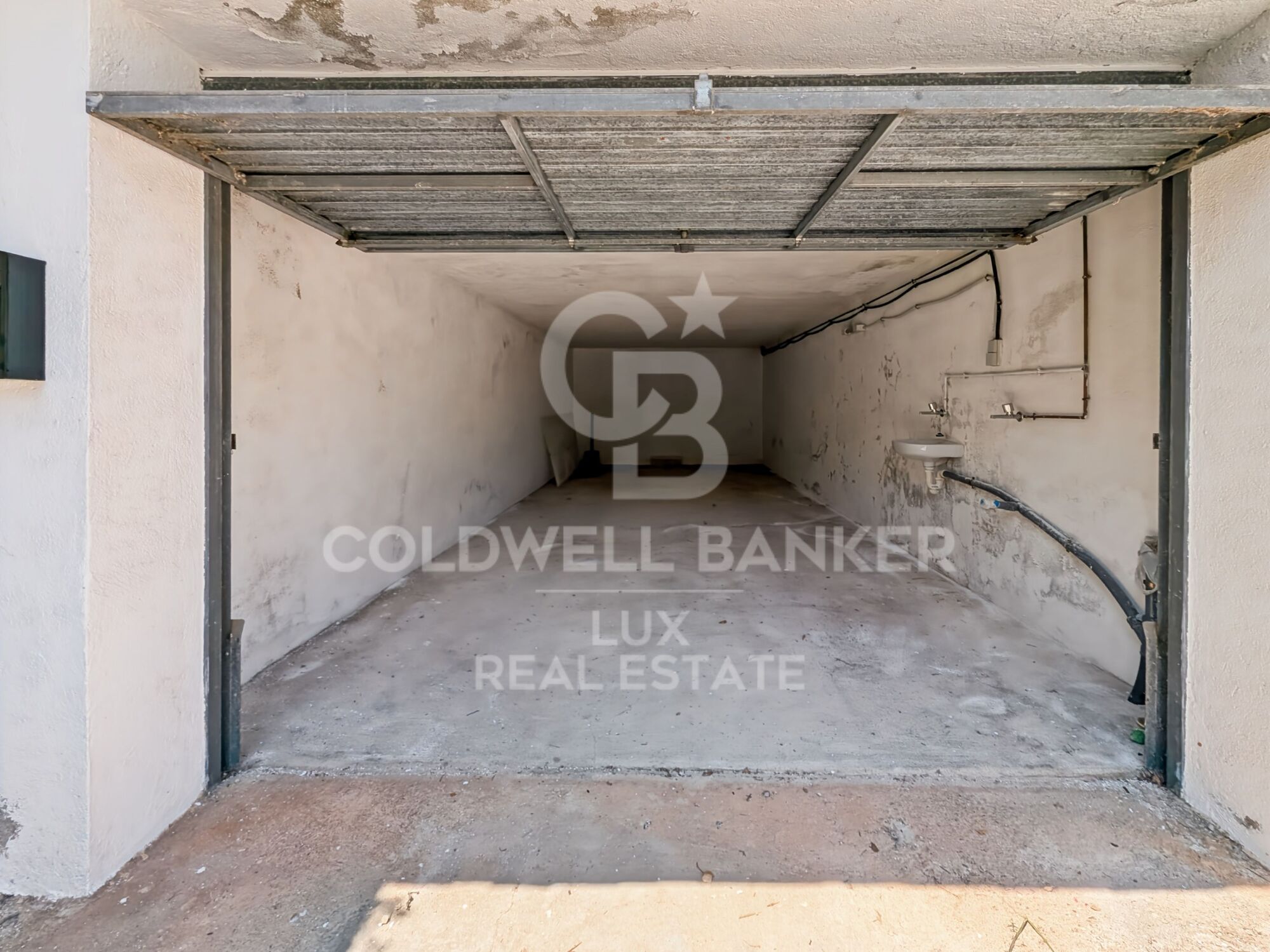 Haus mit großer Terrasse und Blick auf Meer und Berge