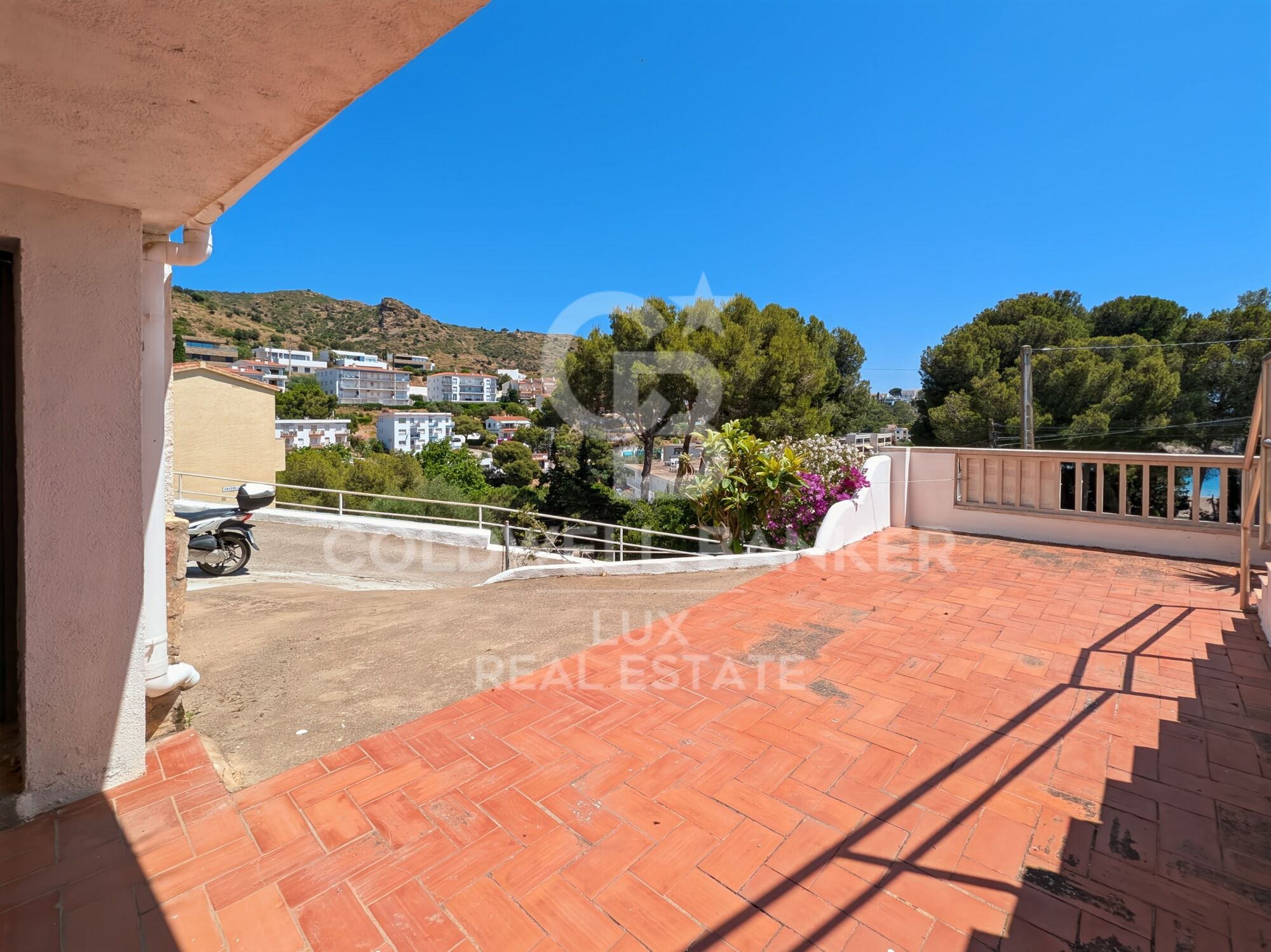 Haus mit großer Terrasse und Blick auf Meer und Berge
