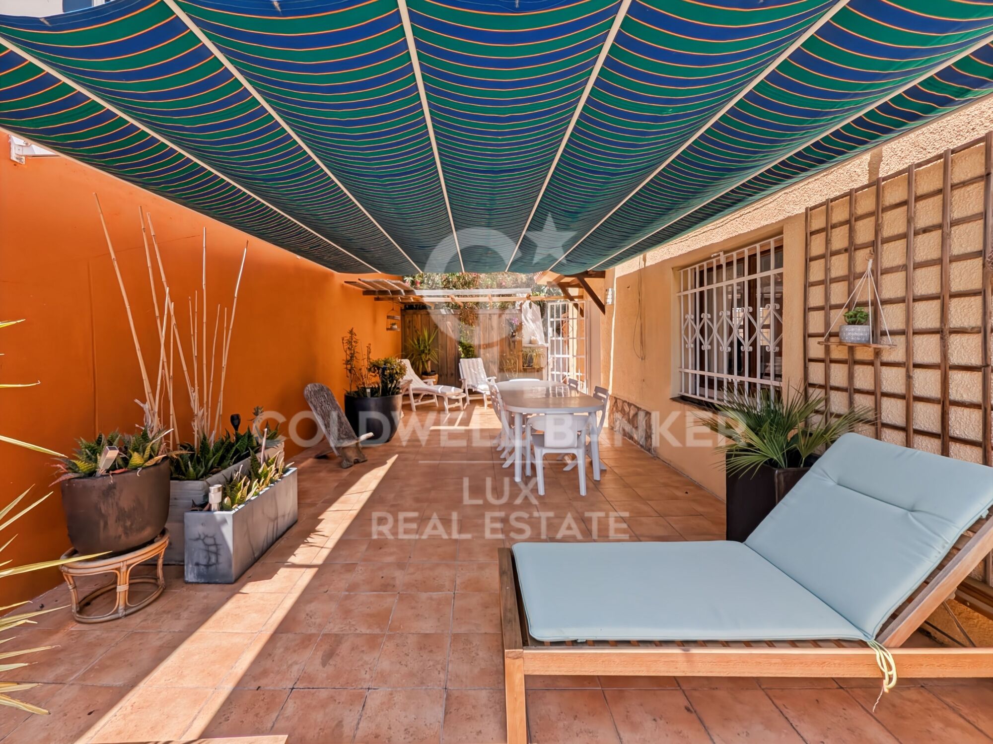 Haus mit großer Terrasse und Blick auf Meer und Berge