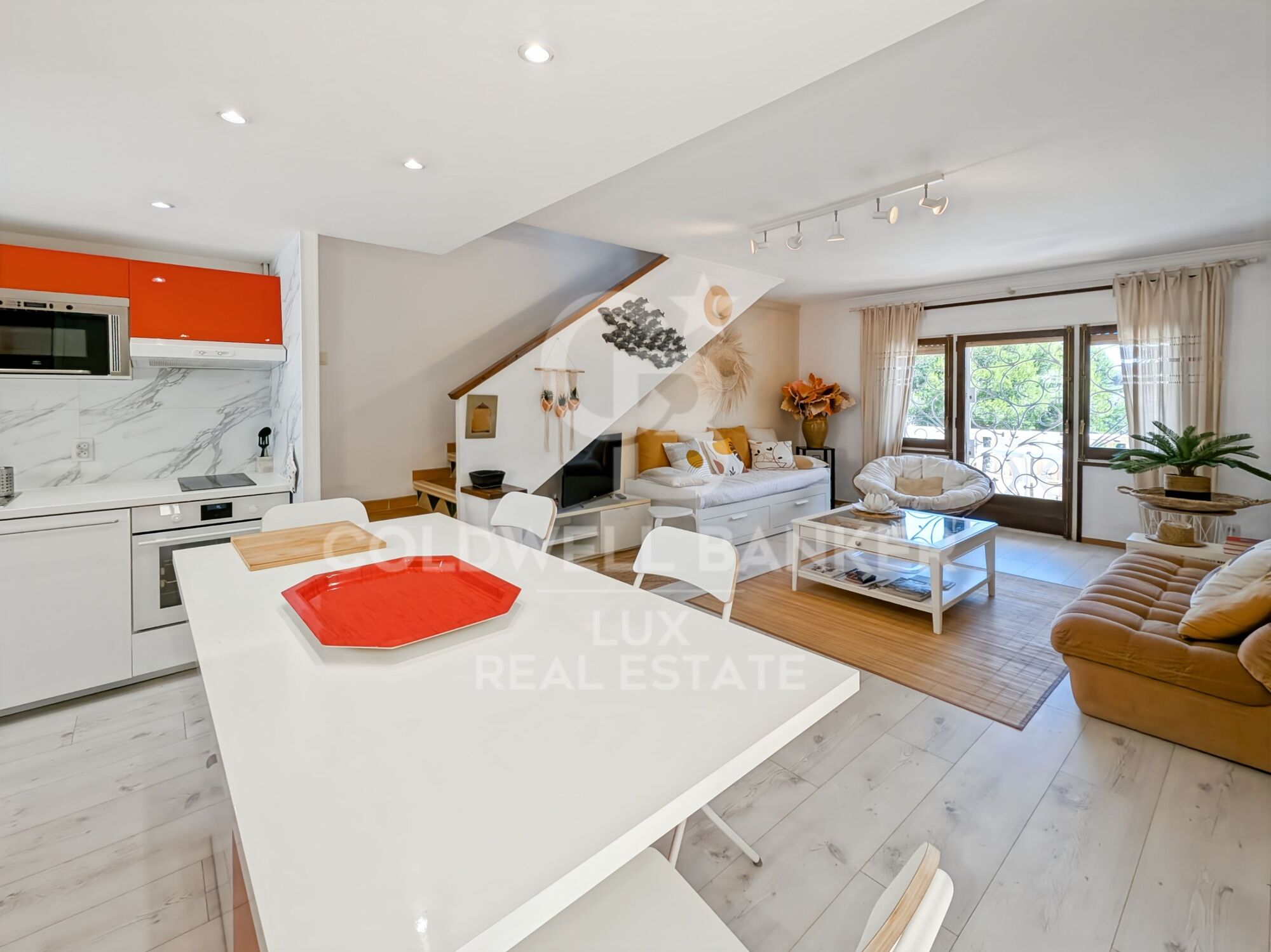 Haus mit großer Terrasse und Blick auf Meer und Berge