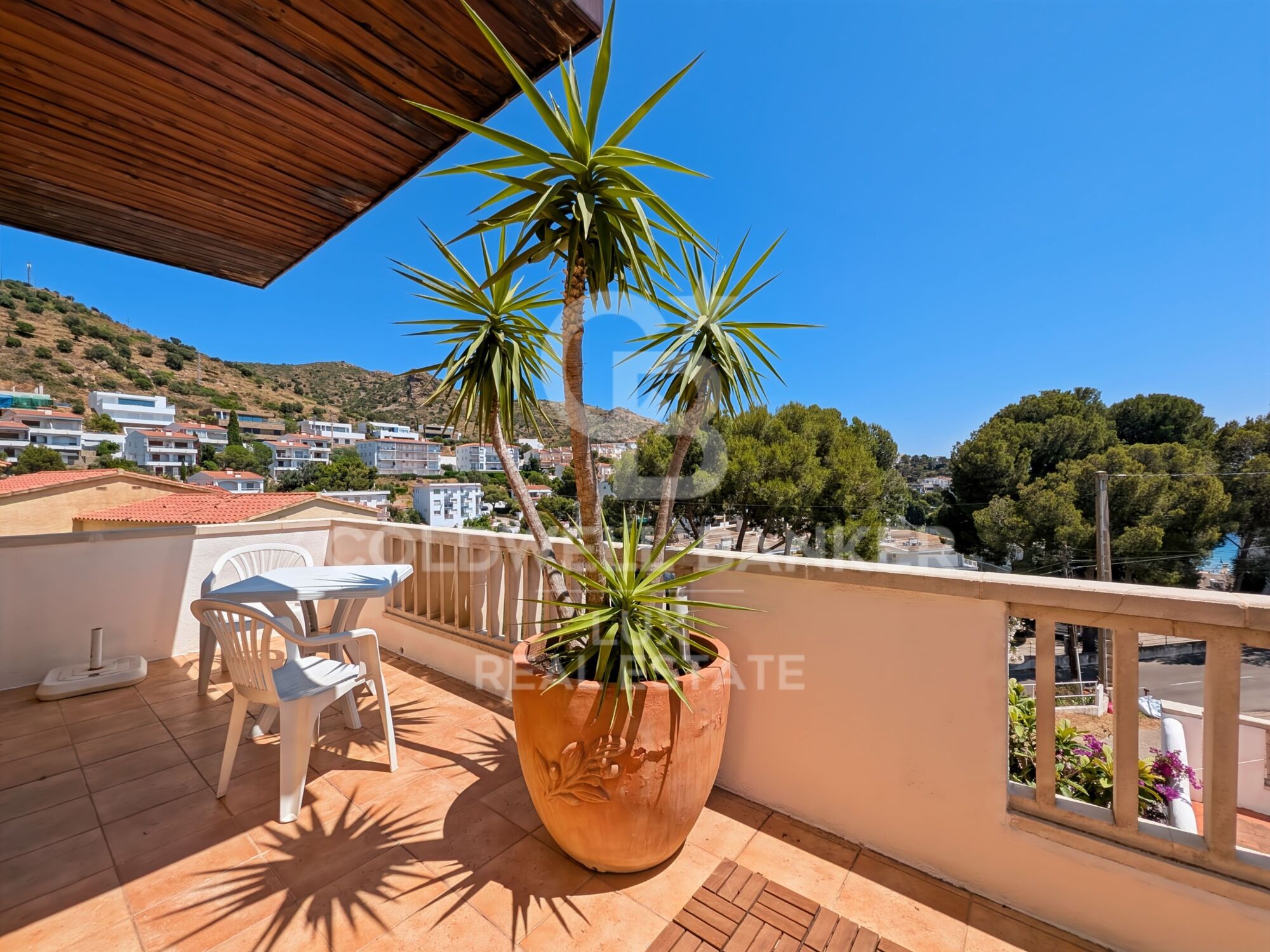 Haus mit großer Terrasse und Blick auf Meer und Berge
