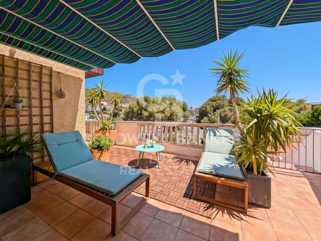 Casa con gran terraza y vistas al mar, montaña