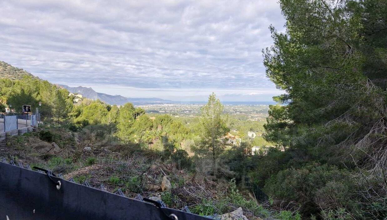 Parcela exclusiva en La Sella Golf - 2.295m² con vistas al mar y al Montgó